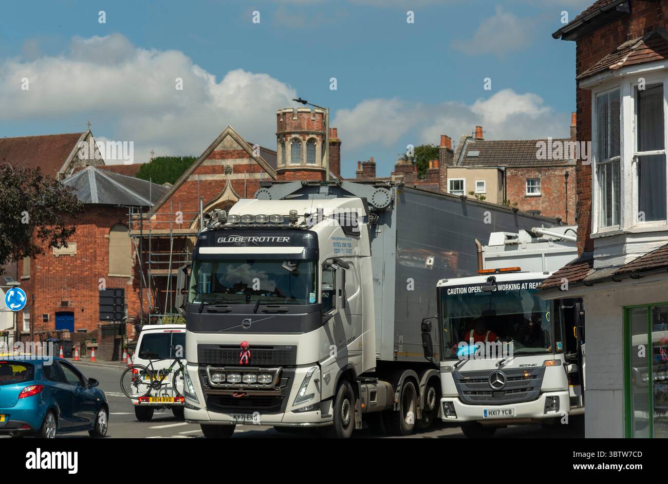 Marlborough Wiltshire England UK. 30.06.2025. Verkehrsstaus im Stadtzentrum A$-Kreuzung von Marlborough Wiltshire UK. Stockfoto
