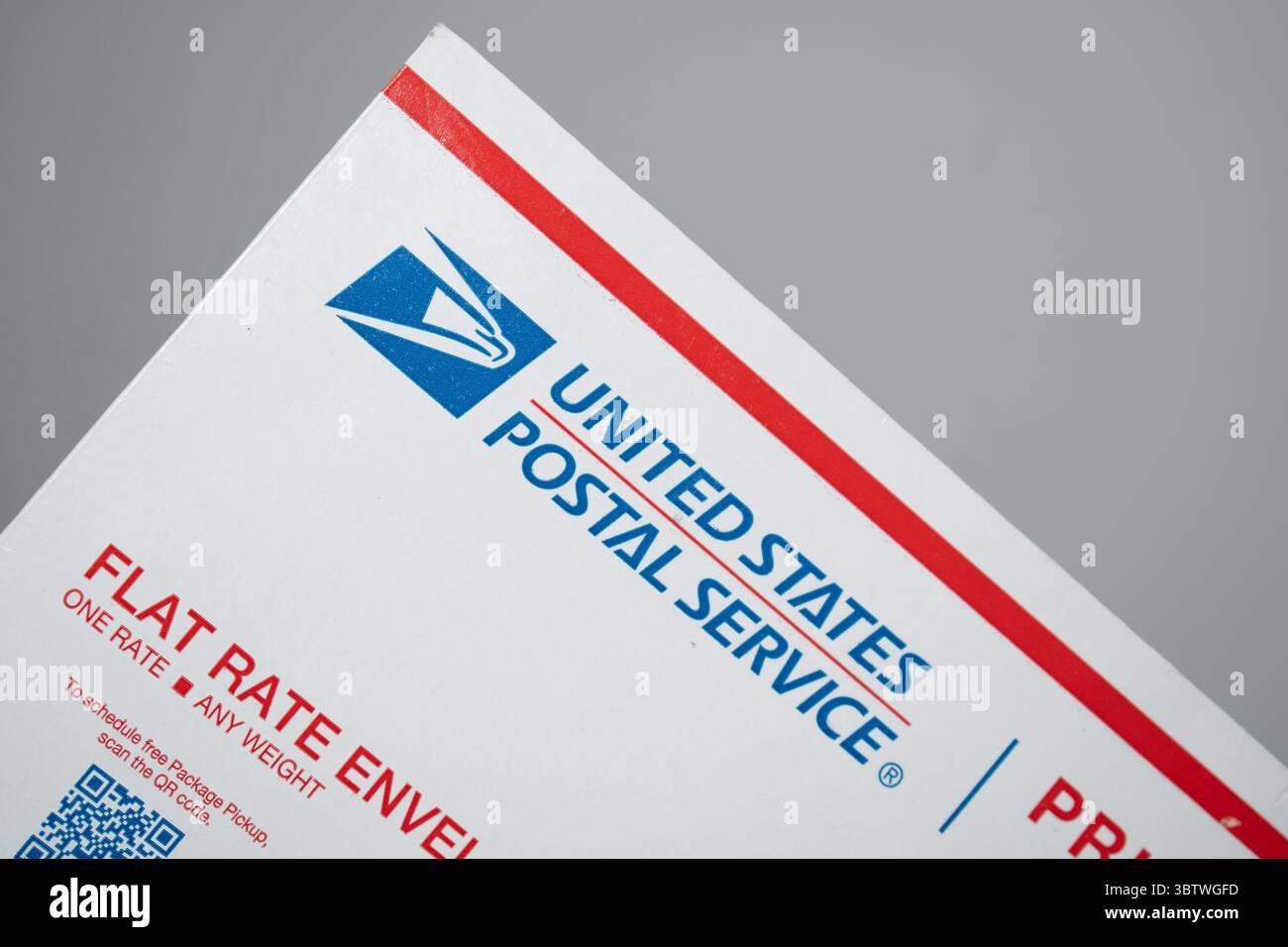 Salt Lake City, Utah – 15. Juli 2025: Eine Nahaufnahme eines pauschalen Umschlags des United States Postal Service (USPS) mit Tracking- und Versicherungsinformationen. Stockfoto