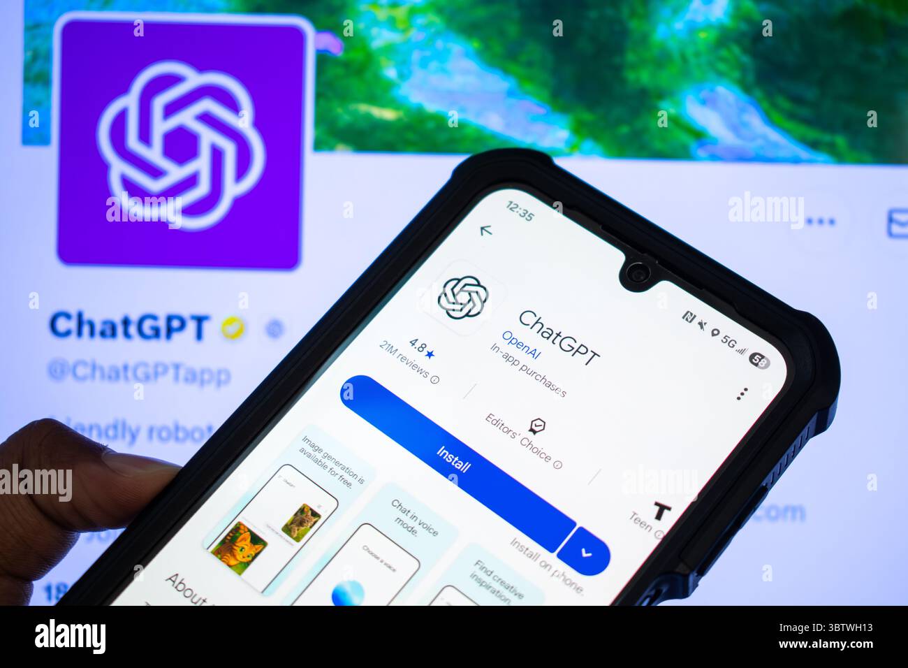 Oakley, Utah – 3. September 2025: Ein Telefon zeigt die ChatGPT-App auf Google Play an, deren offizielles X-Profil im Hintergrund verschwimmt. Stockfoto