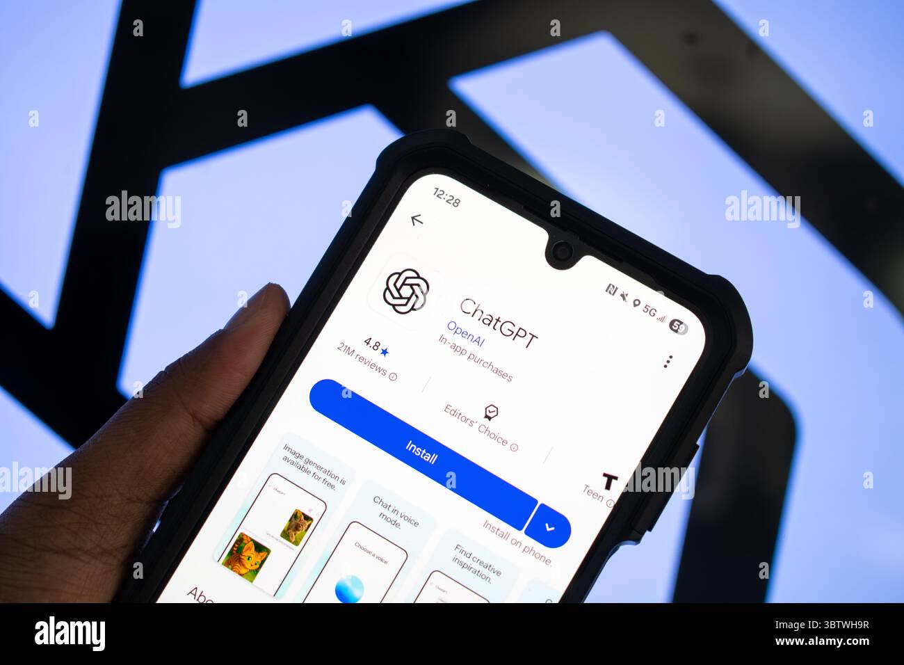 Oakley, Utah – 3. September 2025: Ein Telefon zeigt die ChatGPT-App auf Google Play, deren offizielles X-Profil im Hintergrund verschwimmt. Stockfoto