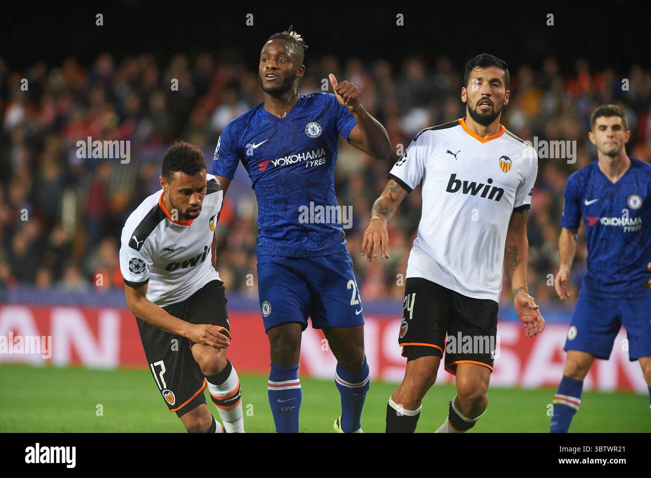 27. November 2019, Valencia, Spanien: Ezequiel Garay aus Valencia und Michy Batshuayi aus Chelsea Fccwährend des Gruppenspiels der UEFA Champions League zwischen Valencia und Chelsea am 27. November 2019 im Mestalla Stadium in Valencia, Spanien (Kreditbild: © AFP7 via ZUMA Wire) Stockfoto