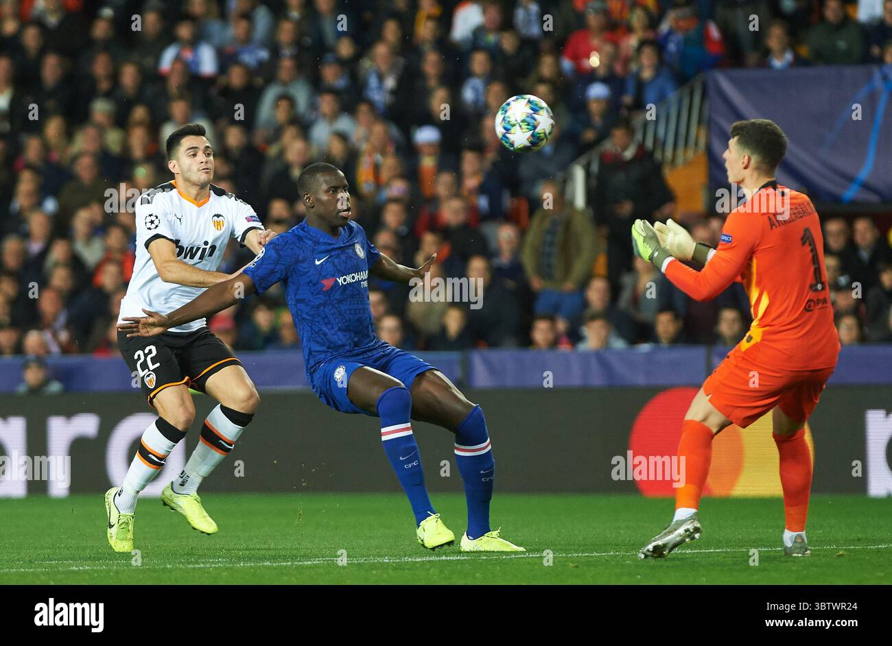 27. November 2019, Valencia, Spanien: Maxi Gomez aus Valencia und Kurt Zouma vom FC Chelsea zwischen Valencia und Chelsea im Mestalla-Stadion am 27. November 2019 in Valencia, Spanien (Kreditbild: © AFP7 Via ZUMA Wire) Stockfoto
