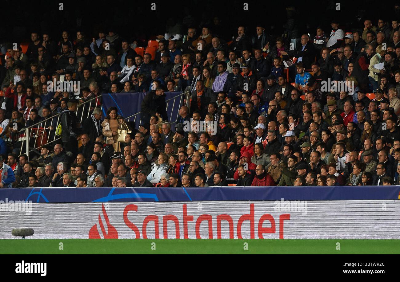 27. November 2019, Valencia, Spanien: Valencia-Fans beim Spiel der Gruppe H der UEFA Champions League zwischen Valencia und Chelsea am 27. November 2019 im Mestalla-Stadion in Valencia, Spanien (Foto: © AFP7 Via ZUMA Wire) Stockfoto