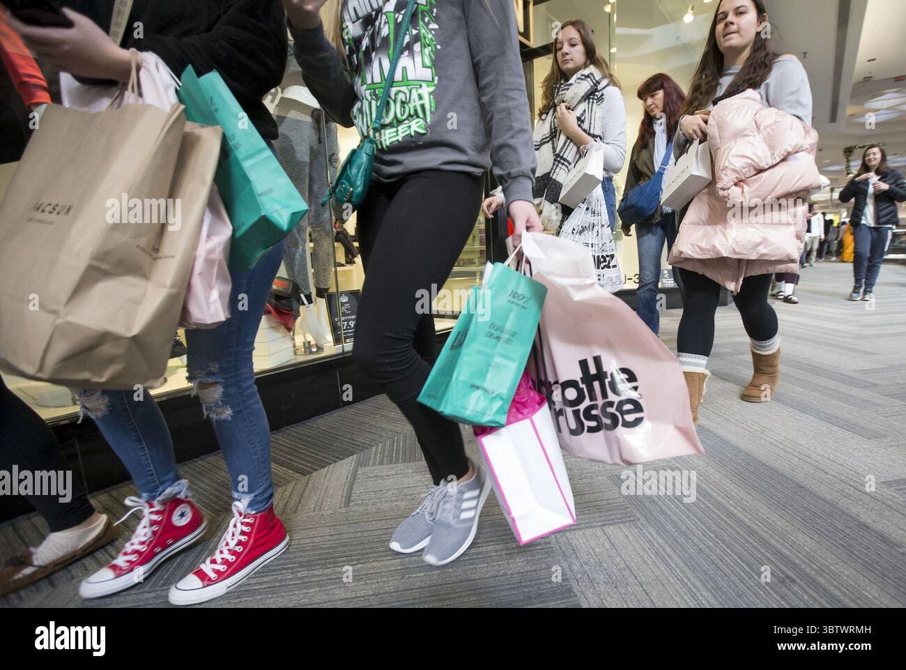 27. November 2019, USA: Black Friday Shopper füllen 2017 die Woodfield Mall in Schaumburg. (Kreditbild: © TNS via ZUMA Wire) Stockfoto