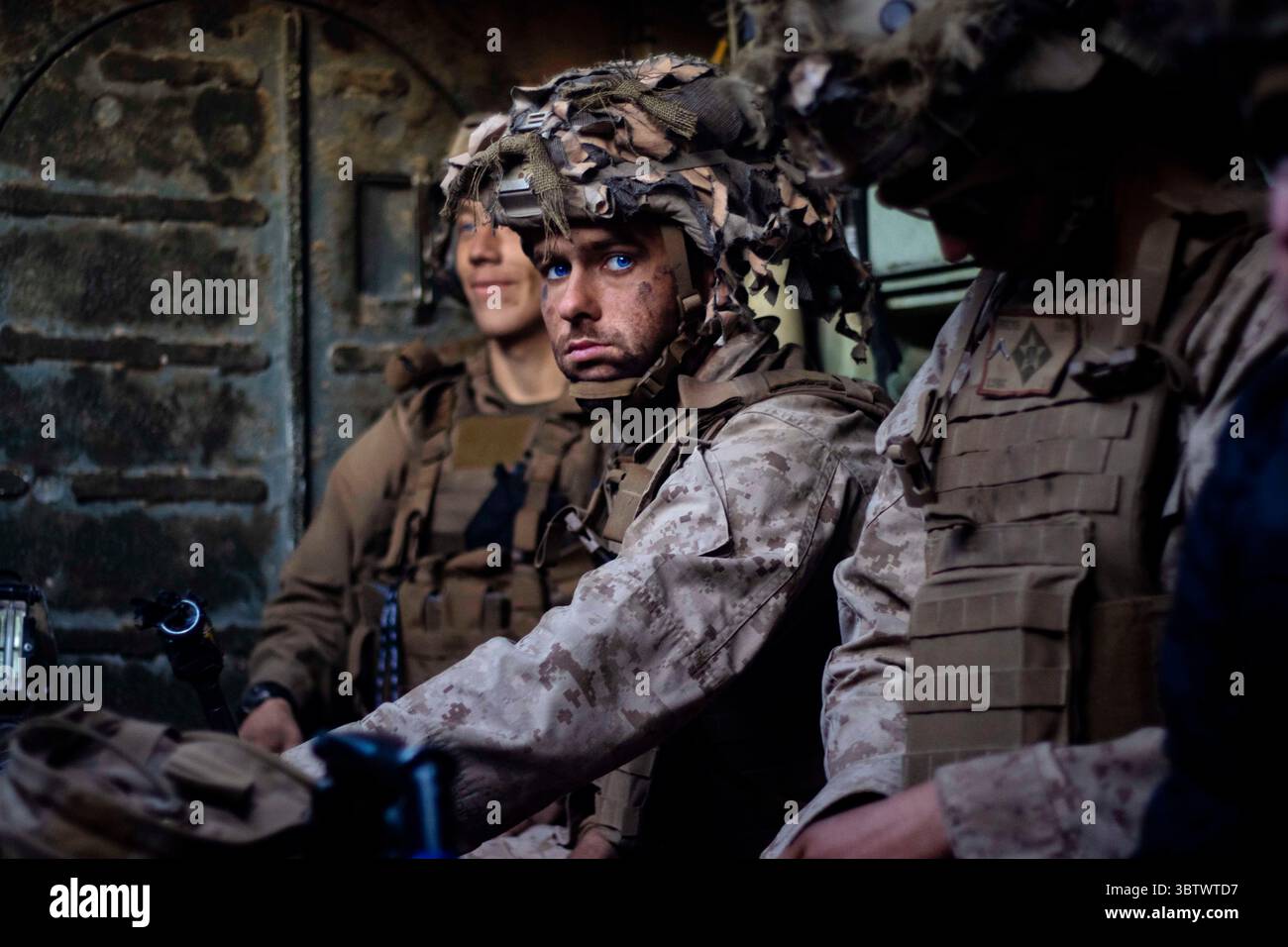 9. November 2019: Twentynine Palms, Kalifornien, USA: US-Marines mit 1. Bataillon, 6. Marine-Regiment, 2. Marine-Division, fahren in einem Amphibienfahrzeug während der Marine Air Ground Task Force Training Exercise (MWX) 1-20 im Marine Corps Air Ground Combat Center, Twentynine Palms, Kalifornien, 7. November 2019. MWX wurde entwickelt, um die Marine Air Ground Task Force, andere US-Streitkräfte und alliierte Nationen gegen einen Gegenspieler in einer Freispielumgebung herauszufordern, um die Streitkräfte bei der Erfüllung aktueller und zukünftiger operativer Anforderungen in der realen Welt zu unterstützen. (Kreditbild: © U.S. Mari Stockfoto