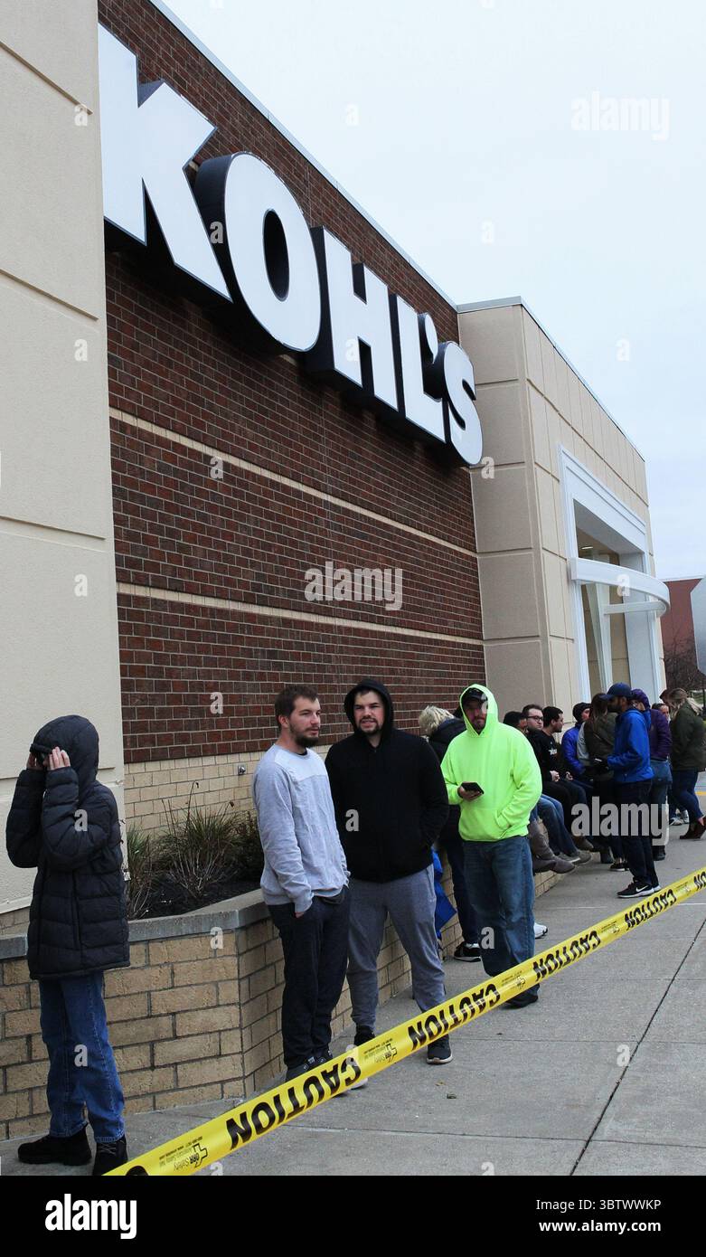 28. November 2019, Green Township, Ohio, USA: Einheimische stehen in der Schlange, wenn sie wiegen, um in den Laden der Kohlâ zu gelangen. Nov. 29. 2019 für die Filialeröffnung zum Black Fri Shopping (Kreditbild: © Ernest Coleman/ZUMA Wire) Stockfoto