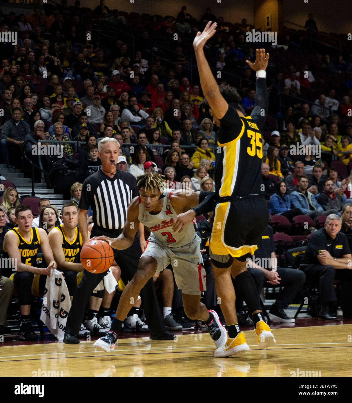 28. November 2019 Las Vegas, NV USA Texas Tech Red Raiders Guard Jahmi'US Ramsey( 3 ) fährt zum Korb während des NCAA Men's Basketball Continental Tire Las Vegas Invitational zwischen Texas Tech Red Raiders und den Iowa Hawkeyes 61-72 verloren in der Orleans Arena Las Vegas, NV. Thurman James/CSM(Credit Image: &Copy; Thurman James/CSM via ZUMA Wire) Stockfoto 28. November 2019 Las Vegas, NV USA Texas Tech Red Raiders Guard Jahmi'US Ramsey( 3 ) fährt zum Korb während des NCAA Men's Basketball Continental Tire Las Vegas Invitational zwischen Texas Tech Red Raiders und den Iowa Hawkeyes 61-72 verloren in der Orleans Arena Las Vegas, NV. Thurman James/CSM(Credit Image: &Copy; Thurman James/CSM via ZUMA Wire) Stockfoto
