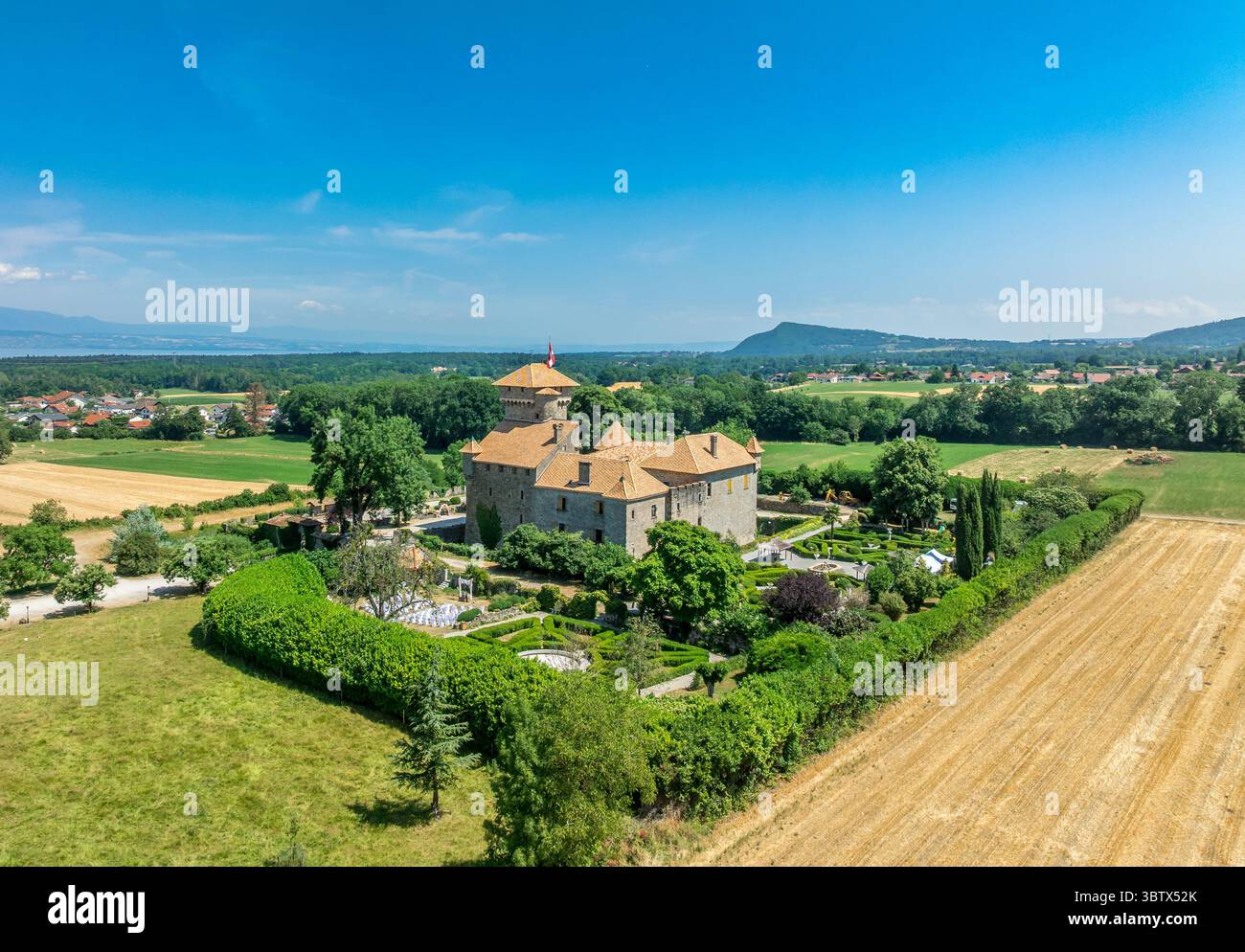Aus der Vogelperspektive auf das Schloss Avully, auch bekannt als Château Saint-Michel d'Avully in Savoyen Frankreich Stockfoto