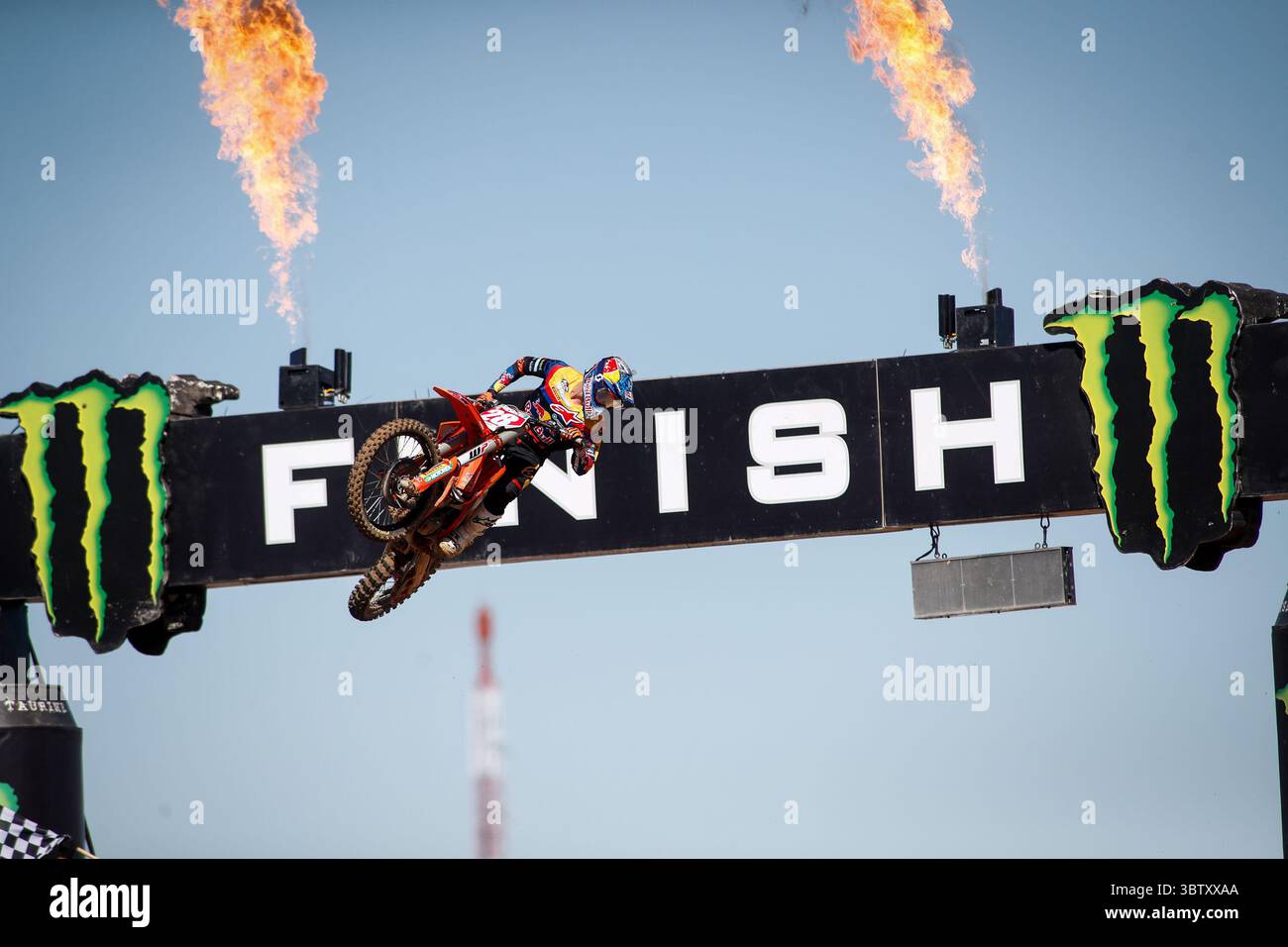 11. Oktober 2020, Arroyomolinos, MADRID, SPANIEN: Tom Vialle von Frankreich gewinnt während der MX2-Weltmeisterschaft, Spanien Grand Prix, gefeiert am 11. oktober 2020 auf der Intu Xanadu Track in Arroyomolinos, Madrid, Spanien. (Bild: © Oscar J. Barroso/AFP7 via ZUMA Wire) Stockfoto