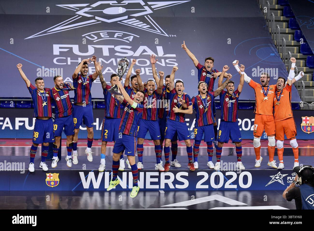 11. Oktober 2020, Barcelona, Spanien: Spieler des FC Barcelona feiern das Ticketspiel der UEFA Futsal Champions League, das am 11. Oktober 2020 in Barcelona gegen El Pozo Murcia FS im Palau Blaugrana ausgetragen wurde. (Kreditbild: © Gerard Franco/DAX via ZUMA Wire) Stockfoto