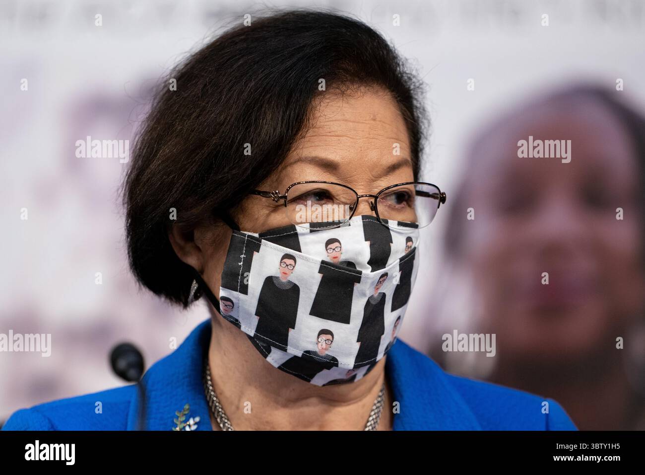 12. Oktober 2020, Washington, District of Columbia, USA: Senatorin Mazie Hirono (Demokrat von Hawaii), trägt eine Gesichtsmaske mit Cartoons des verstorbenen Richters Ruth Bader Ginsburg, nimmt am 12. Oktober 2020 am ersten Tag der Anhörung von Richter Amy Coney Barrett vor dem Obersten Gerichtshof auf dem Capitol Hill in Washington, DC Teil. .Credit: Erin Schaff / Pool via CNP (Credit Image: © Erin Schaff - Pool via CNP/CNP via ZUMA Wire) Stockfoto