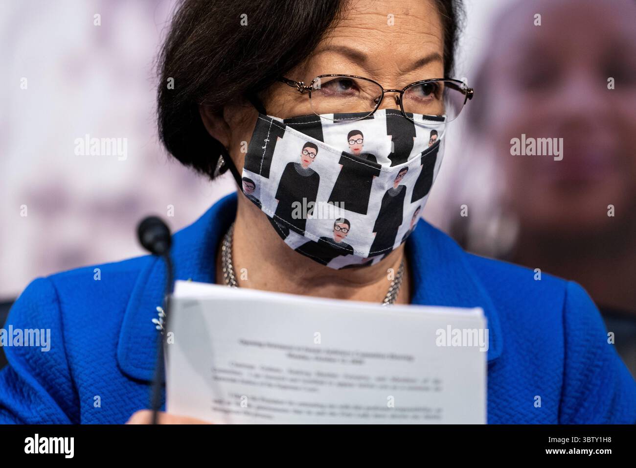 12. Oktober 2020, Washington, District of Columbia, USA: Senatorin Mazie Hirono (Demokrat von Hawaii), trägt eine Gesichtsmaske mit Cartoons der verstorbenen Richterin Ruth Bader Ginsburg, nimmt am ersten Tag der Anhörung von Richter Amy Coney Barrett im Senat vor dem Obersten Gerichtshof am Capitol Hill in Washington, DC am 12. Oktober 2020 Teil (Credit Image: © Erin Schaff - Pool via CNP/CNP via ZUMA Wire) Stockfoto