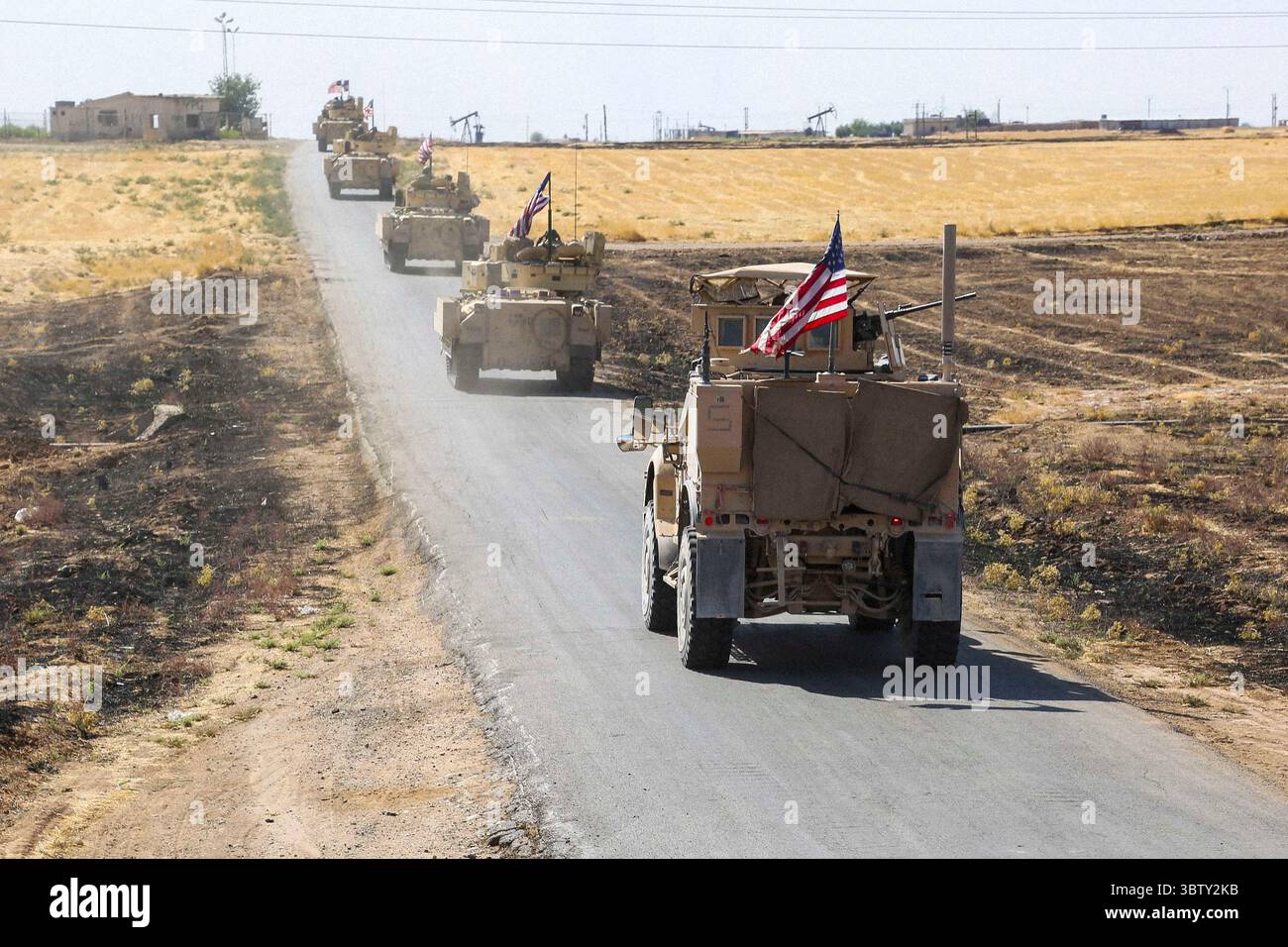 27. September 2020 – Syrien – Soldaten der US-Armee führen Konvoi-Operationen im Nordosten Syriens durch, 27. September 2020. Die Soldaten sind in Syrien, um die Mission der Combined Joint Task Force-Operation Inhärent Resolve (CJTF-OIR) zu unterstützen. CJTF-OIR ist weiterhin entschlossen, mit und durch unsere Partner zusammenzuarbeiten, um die dauerhafte Niederlage von Daesh sicherzustellen. Curt Loter) (Bild: © U.S. Army/ZUMA Wire/ZUMAPRESS.com) Stockfoto