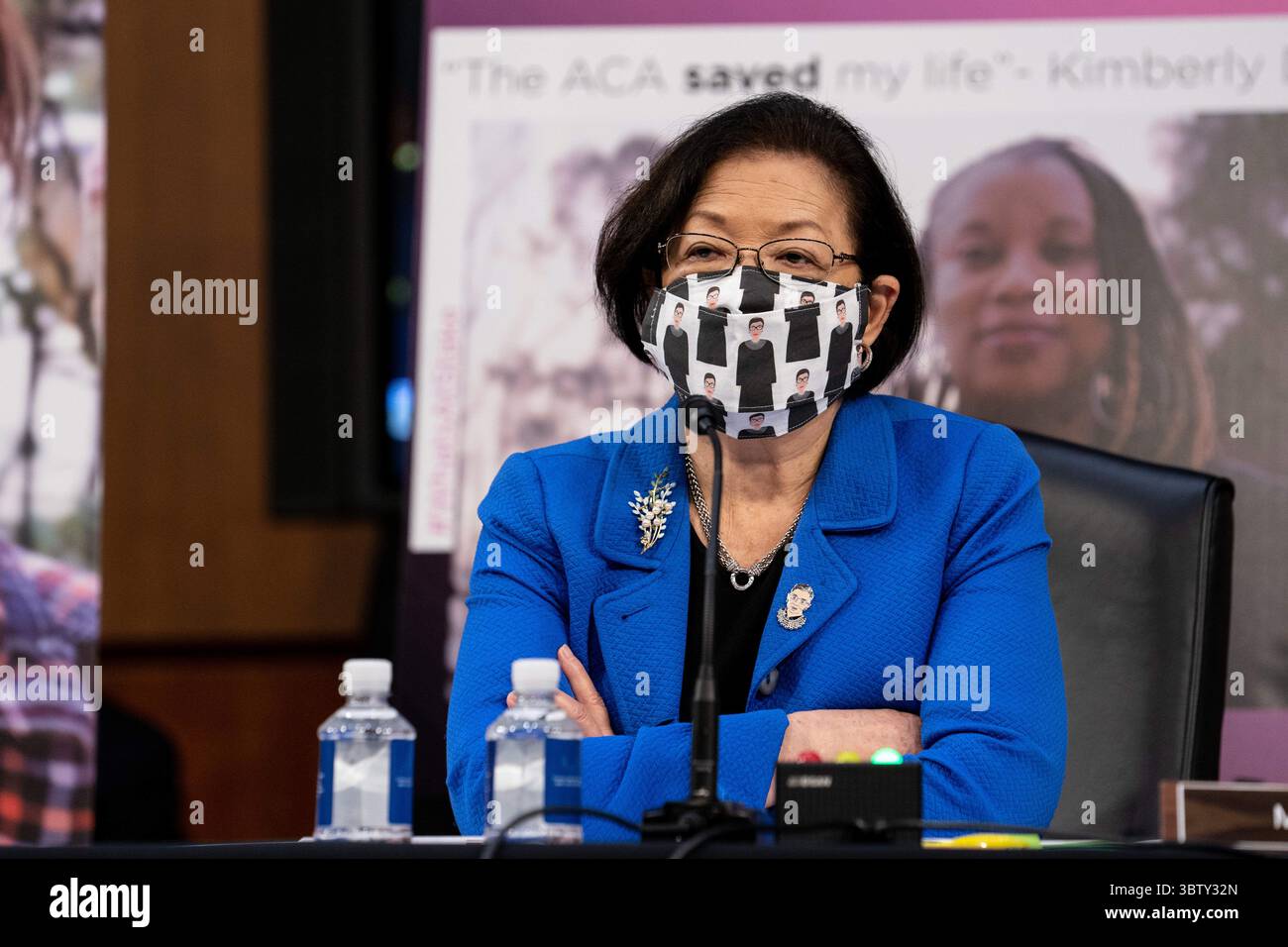 12. Oktober 2020, Washington, District of Columbia, USA: Senatorin Mazie Hirono (Demokrat von Hawaii), trägt eine Gesichtsmaske mit Cartoons der verstorbenen Richterin Ruth Bader Ginsburg, nimmt am ersten Tag der Anhörung von Richter Amy Coney Barrett im Senat vor dem Obersten Gerichtshof am Capitol Hill in Washington, DC am 12. Oktober 2020 Teil (Credit Image: © Erin Schaff - Pool via CNP/CNP via ZUMA Wire) Stockfoto