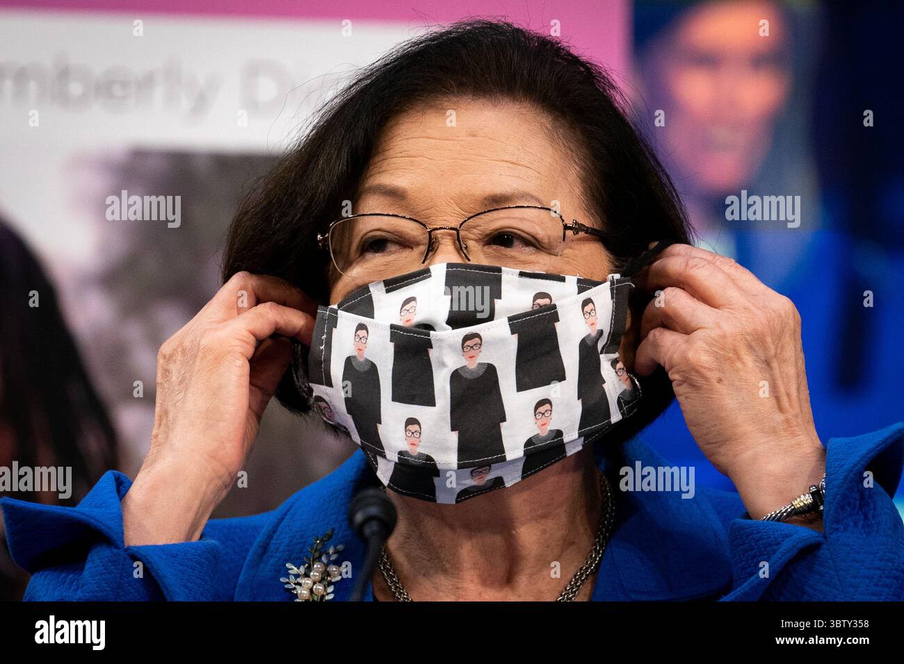 12. Oktober 2020, Washington, District of Columbia, USA: Die US-Senatorin Mazie Hirono (Demokrat von Hawaii) zieht ihre Gesichtsmaske mit Cartoons der verstorbenen Richterin Ruth Bader Ginsburg an, nachdem sie am 12. Oktober 2020 am ersten Tag der Anhörung von Richterin Amy Coney Barrett vor dem Obersten Gerichtshof auf dem Capitol Hill in Washington, DC gesprochen hatte (Credit Image: © Erin Schaff - Pool via CNP/CNP via ZUMA Wire) Stockfoto