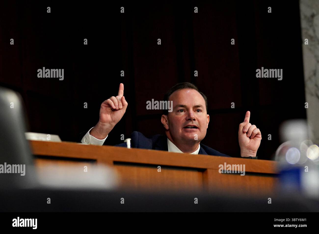 13. Oktober 2020, Washington, District of Columbia, USA: US-Senator Mike Lee (Republikaner von Utah), spricht während einer Bestätigungsanhörung des Justizausschusses des Senats in Washington, D.C., USA, am Dienstag, den 13. Oktober. 2020. die Demokraten bekommen ihren ersten Riss bei der Befragung von Amy Coney Barrett heute während ihrer Bestätigungsverhandlung am Obersten Gerichtshof der USA, wo sie sich darauf konzentrieren wollen, wie sie das Gericht in eine konservativere Richtung in Fragen wie Gesundheitsfürsorge und Abtreibung bewegen könnte (Credit Image: © Stefani Reynolds - Pool via CNP/CNP via ZUMA Wire) Stockfoto
