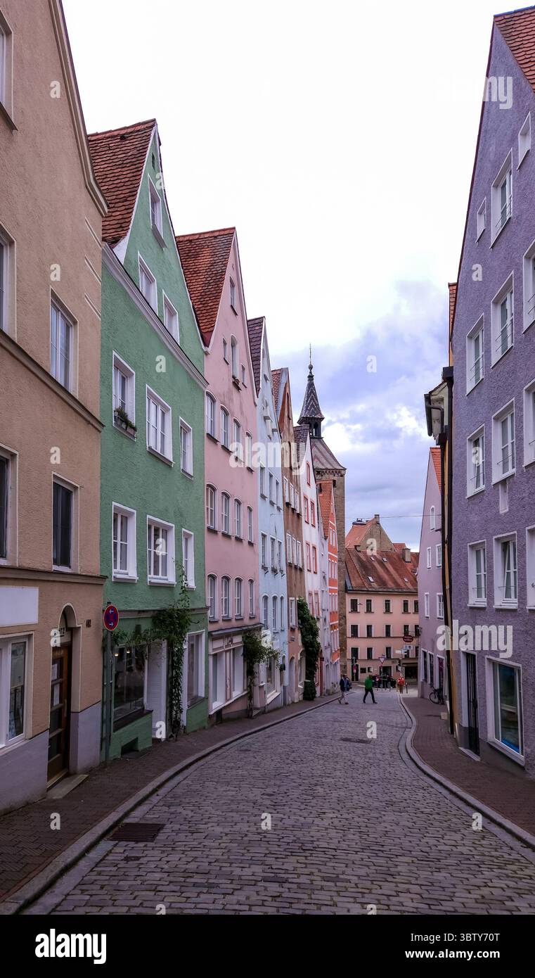 Vertikale Straße in Deutschland in Bayern mit bunten Häusern, bergigem Gelände, Landsberg. Hochwertige Fotos Stockfoto