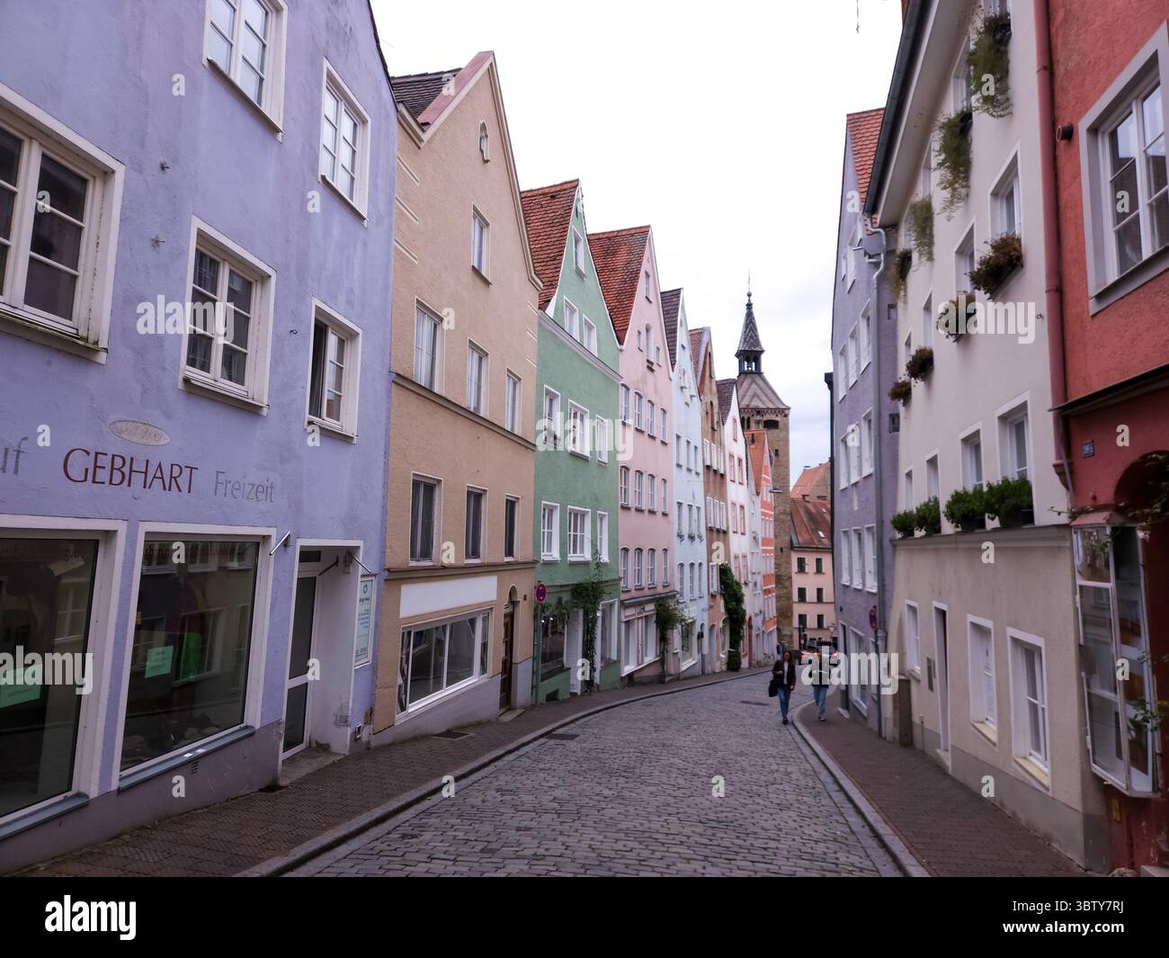 Horizontale Straße in Deutschland in Bayern mit bunten Häusern, bergigem Gelände, Landsberg. Hochwertige Fotos Stockfoto