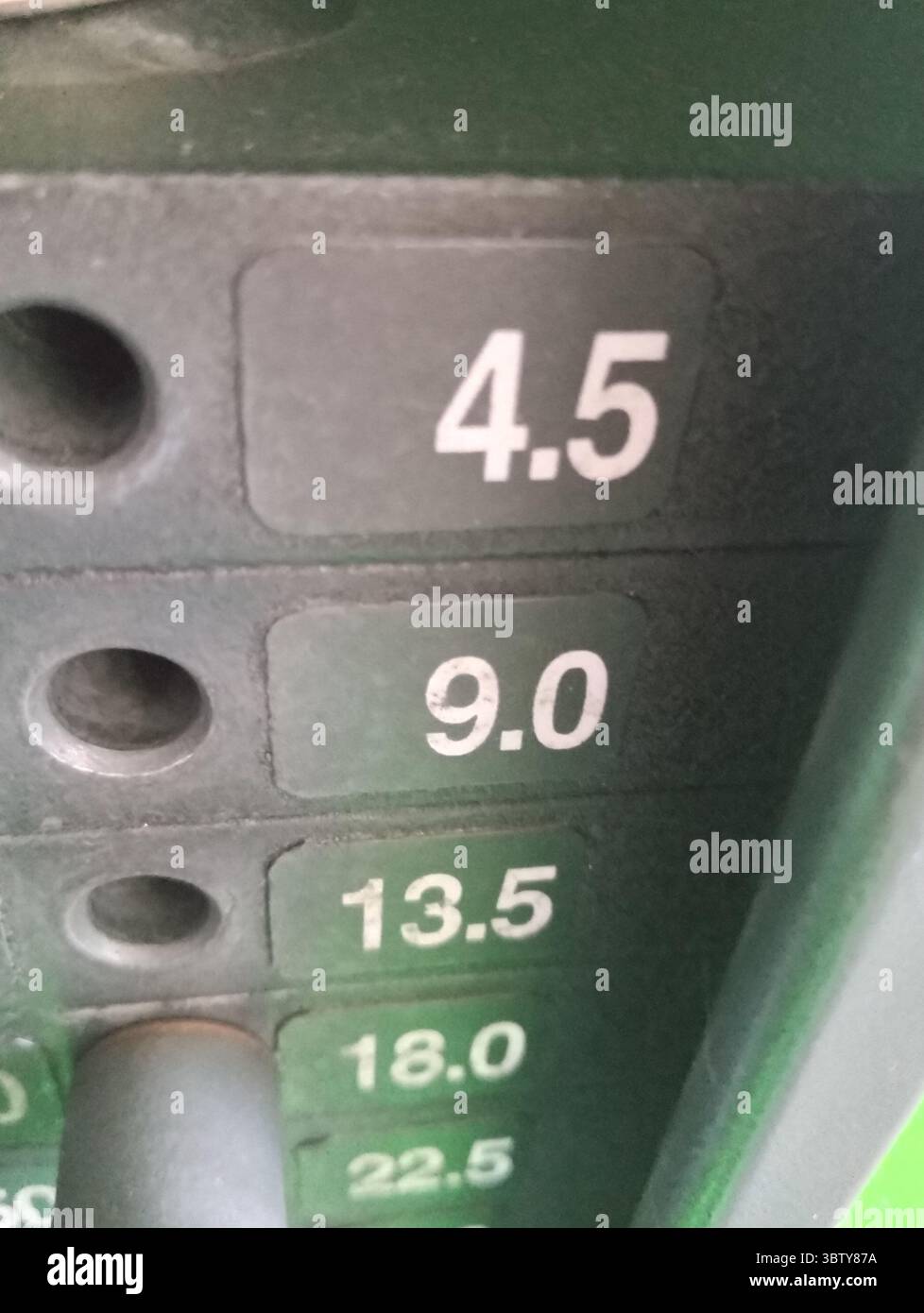 Inneneinrichtung eines modernen Fitnessstudios mit verschiedenen Trainingsgeräten und Geräten. Sauberer, organisierter Raum ohne Personen. Umfasst Cardio und Krafttraining Stockfoto