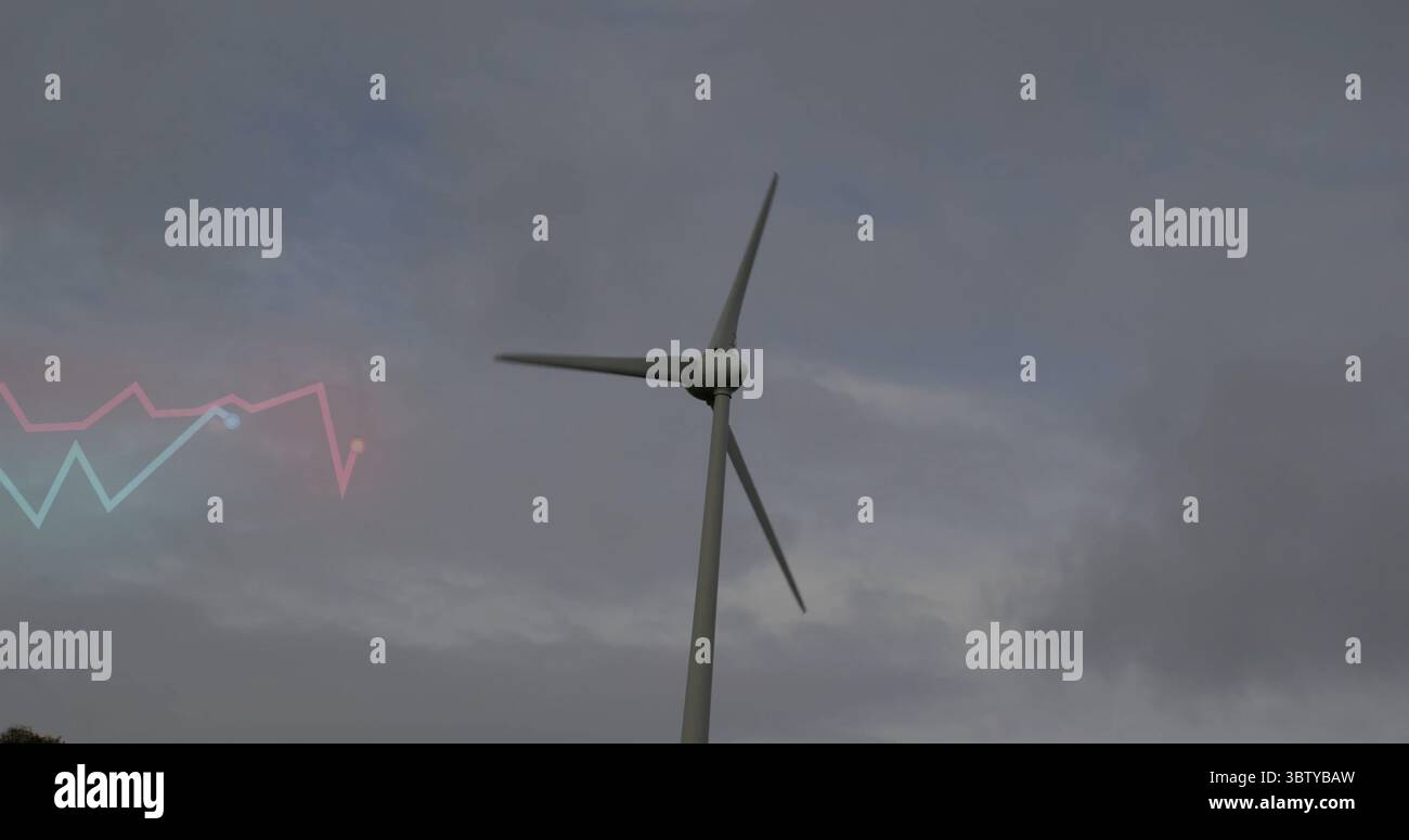 Einsame Windkraftanlage, die Strom in offener ländlicher Landschaft unter bedecktem Himmel erzeugt Stockfoto