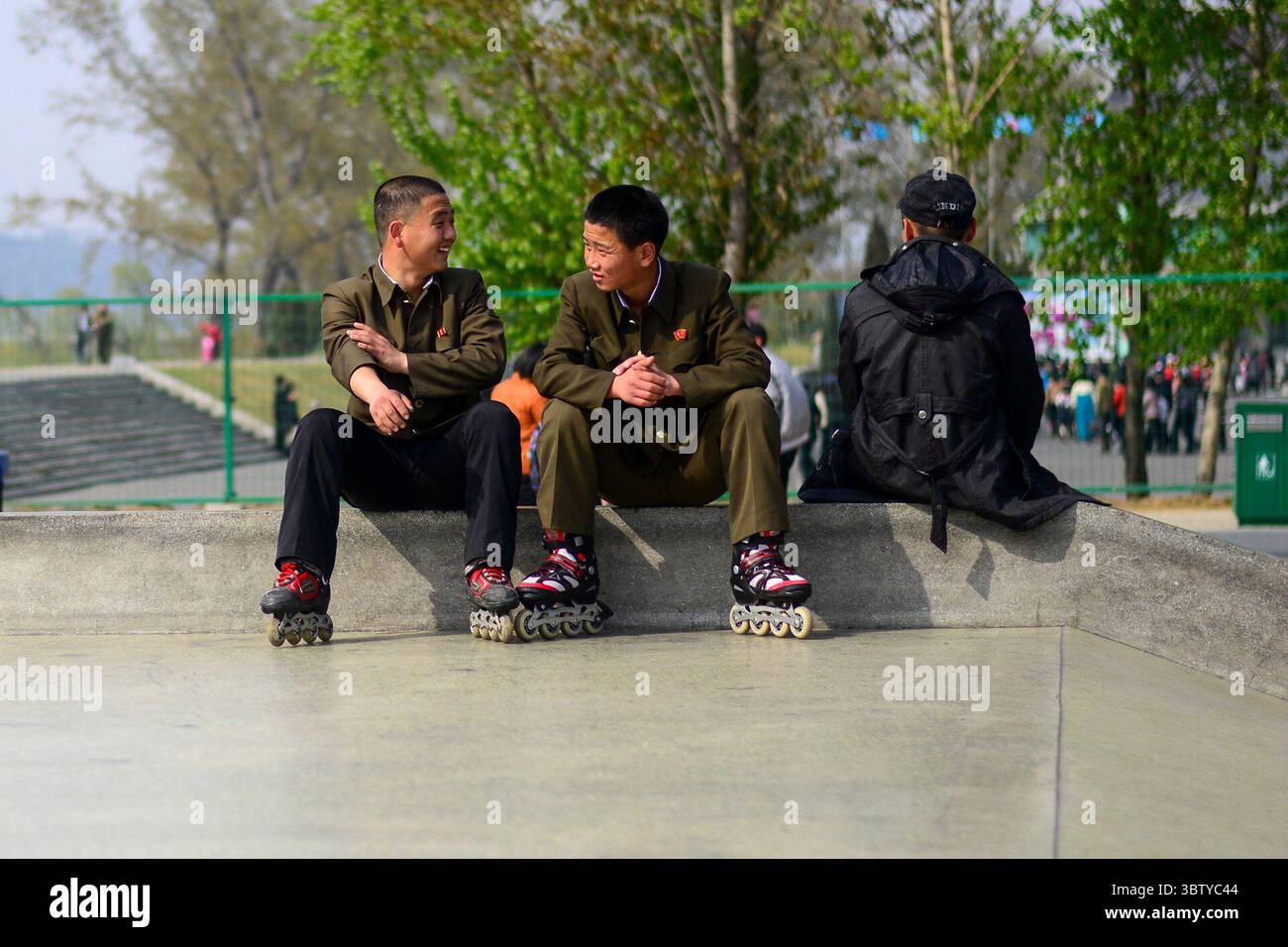 15. April 2014: Zwei nordkoreanische Jungen lachen am 15. April 2014 im Pyongyang Skate Park in der Innenstadt von Pyongyang. (Bild: © Gavin John/ZUMA Wire) Stockfoto 15. April 2014: Zwei nordkoreanische Jungen lachen am 15. April 2014 im Pyongyang Skate Park in der Innenstadt von Pyongyang. (Bild: © Gavin John/ZUMA Wire) Stockfoto