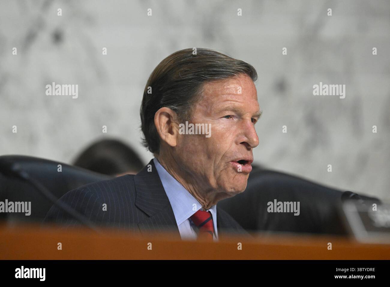 Der US-Senator Richard Blumenthal (Demokrat von Connecticut) gibt am Dienstag, den 15. Juli 2025, im Senatsgebäude in Washington, DC, eine Eröffnungserklärung für Anhörungen vor dem Senatsausschuss für Heimatsicherheit und Regierungsangelegenheiten ab, um die Stimmen des verletzten Impfstoffs zu untersuchen. Kredit: Mattie Neretin/CNP/MediaPunch Stockfoto