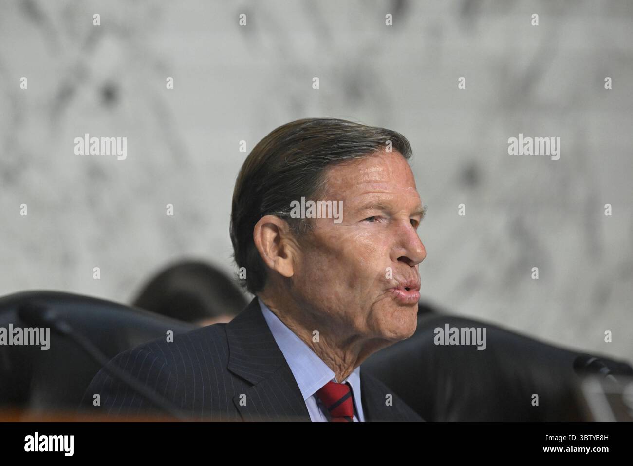 Der US-Senator Richard Blumenthal (Demokrat von Connecticut) gibt am Dienstag, den 15. Juli 2025, im Senatsgebäude in Washington, DC, eine Eröffnungserklärung für Anhörungen vor dem Senatsausschuss für Heimatsicherheit und Regierungsangelegenheiten ab, um die Stimmen des verletzten Impfstoffs zu untersuchen. Kredit: Mattie Neretin/CNP/MediaPunch Stockfoto
