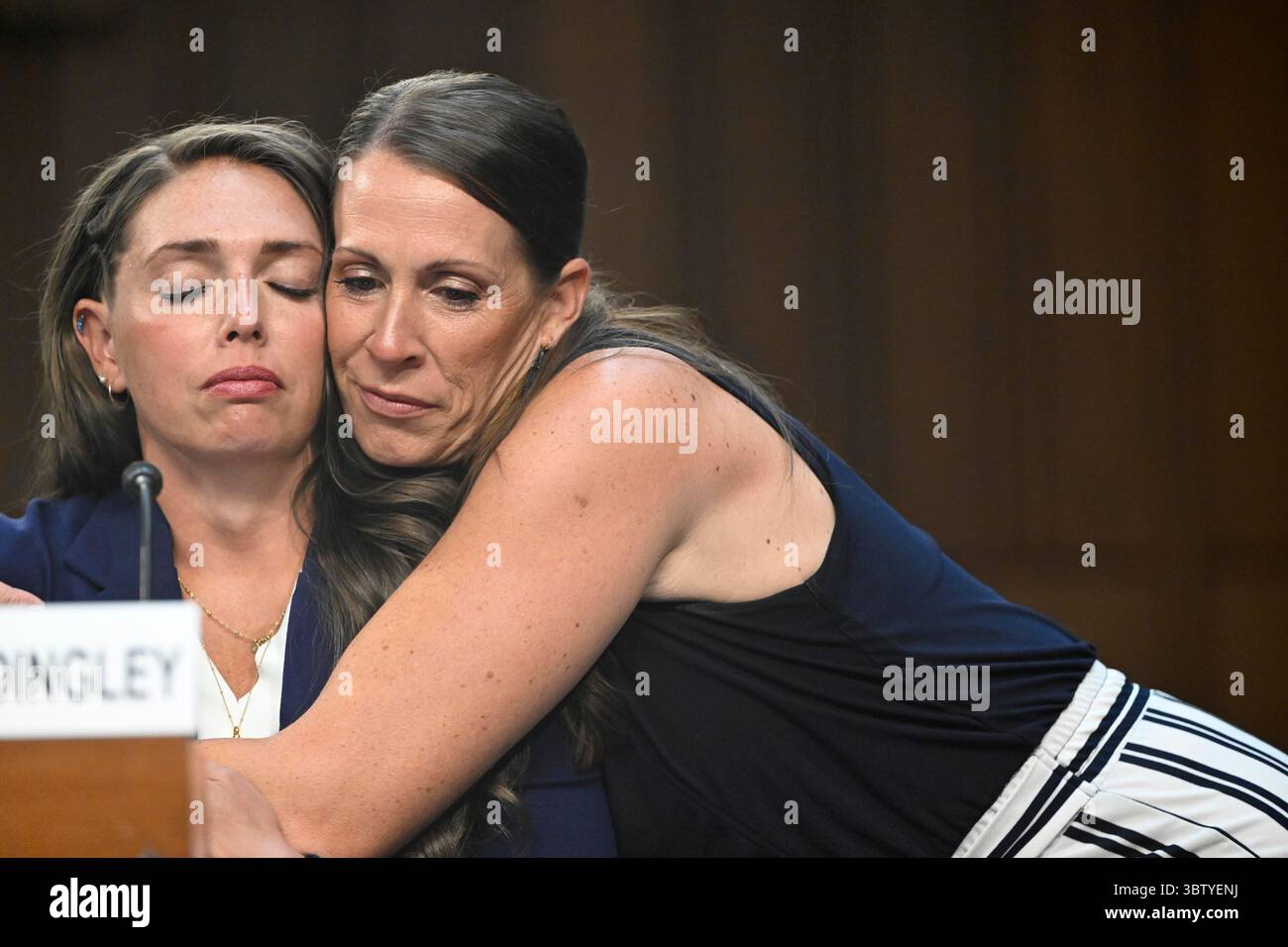 Krystle Cordingley wird von ihrer Mutter am Dienstag, den 15. Juli 2025, vor dem Senatsausschuss für Heimatsicherheit und Regierungsangelegenheiten, getröstet, um Stimmen des verletzten Impfstoffs im Bürogebäude des Dirksen Senats in Washington, DC, zu untersuchen. Kredit: Mattie Neretin/CNP/MediaPunch Stockfoto