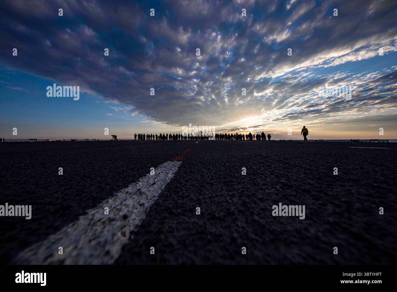 12. Oktober 2020 - Atlantischer Ozean - Seeleute führen einen Fremdkörperschaden auf dem Flugdeck an Bord des amphibischen Angriffsschiffs USS Iwo Jima (LHD 7) der Wasp-Klasse durch, 12. Oktober 2020. Die Iwo Jima Amphibious Ready Group nimmt an SWATT vor der Küste North Carolinas Teil, um die Bereitschaft, Fähigkeiten und Todesfähigkeit zu erhalten. (Kreditbild: © Dominick Cremeans/USA Marineblau/ZUMA Wire/ZUMAPRESS.com) Stockfoto