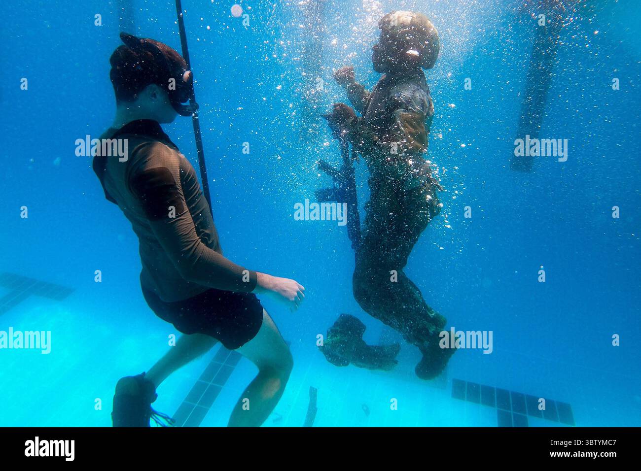 5. Oktober 2020 – Manama, Bahrain – Steven Susen, der Spezialist der US-Küstenwache für maritime Strafverfolgung der 2. Klasse, beobachtet Steven Simpson, den Electricianâ-Gefährten Steven Simpson, der beide Patrouilleneinheiten Südwestasien (PATFORSWA) zugeteilt ist, und führt an Bord der Marineschifffahrtsaktivität Bahrain, 5. Oktober, ein Wasserüberlebenstraining durch. PATFORSWA besteht aus sechs 110' Cuttern, dem Maritime Engagement Team, Unterstützungspersonal am Ufer und ist die größte Einheit der Küstenwache außerhalb der USA, die eine Schlüsselrolle bei der Unterstützung der Zusammenarbeit im Bereich der Sicherheit der Marine, der Sicherheit im Seeverkehr und des Schutzes der maritimen Infrastruktur spielt Stockfoto