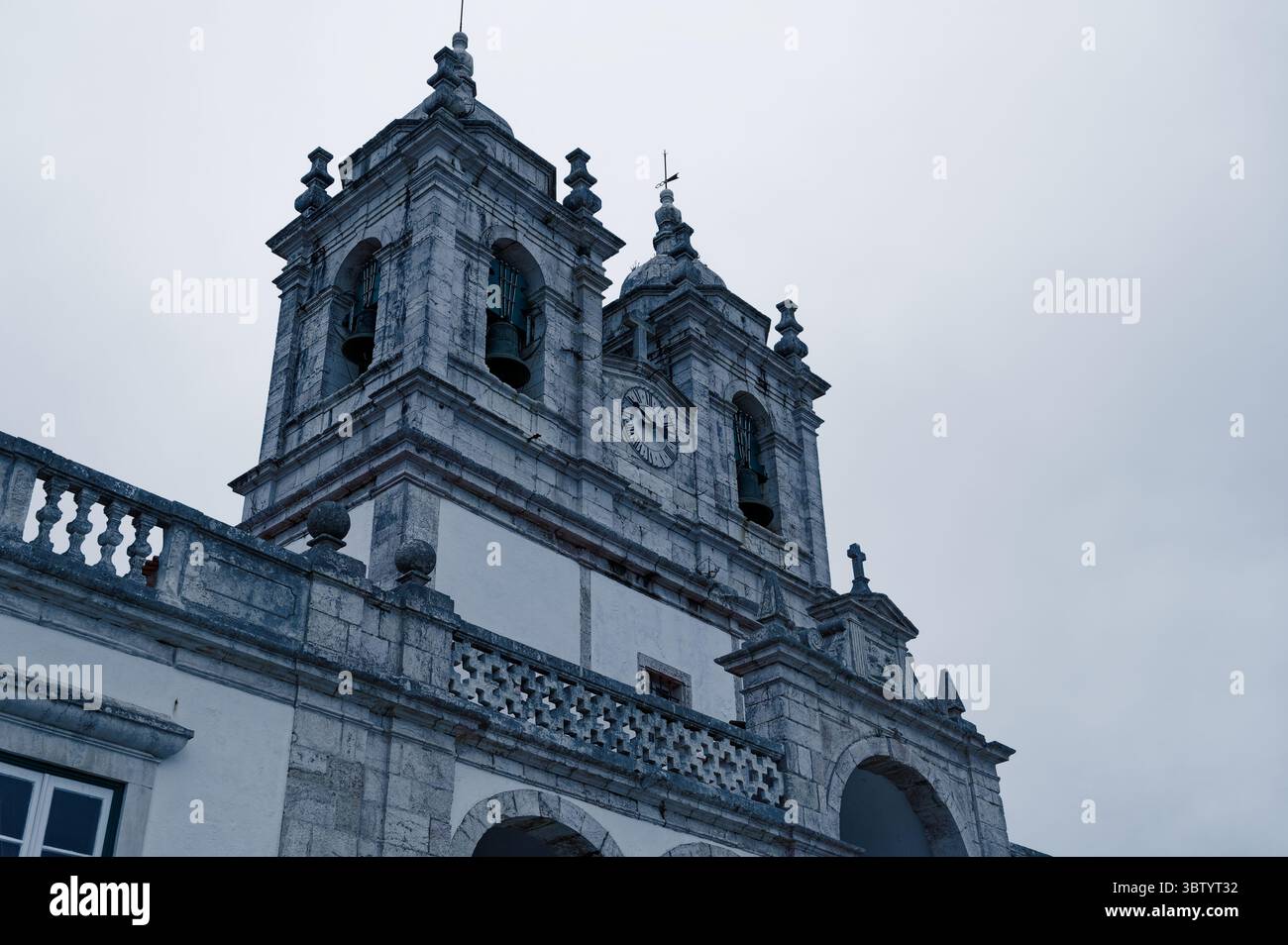 Zwei Glockentürme des Klosters von Alcobaca stehen in der Abenddämmerung hoch Stockfoto