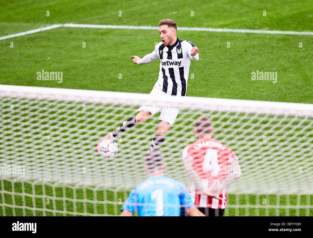 18. Oktober 2020, Bilbao, VIZCAYA, SPANIEN: Ruben Rochina von Levante während der spanischen Liga La Liga Santander, Fußballspiel zwischen Athletic Club de Bilbao und Levante UD im San Mames Stadion am 18. Oktober 2020 in Bilbao, Spanien. (Bild: © Inigo Larreina/AFP7 via ZUMA Wire) Stockfoto
