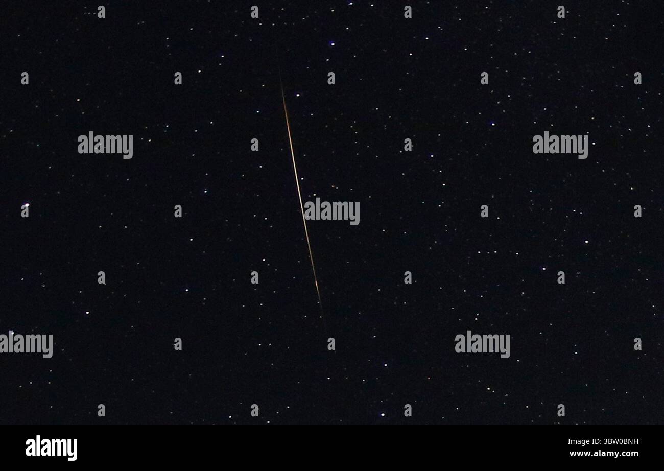 Die Metrobahn zieht am Abend von der Orionid Meteor Shower Tuesday Night, Castaic, CA/USA, über den Nachthimmel. Oktober 2020. Der Orioniden-Meteorschauer produziert regelmäßig eine Stundenrate von 20 Meteoriten pro Stunde. Die Meteore der Orioniden sind Staub und Trümmer, die von Halley's Comet zurückgelassen wurden, einem berühmten Himmelsobjekt, das alle 76 Jahre das innere Sonnensystem besucht. Sie erschien zuletzt 1986 im inneren Sonnensystem und wird erst 2061 zurück sein. (Bild: © Gene Blevins/ZUMA Wire) Stockfoto