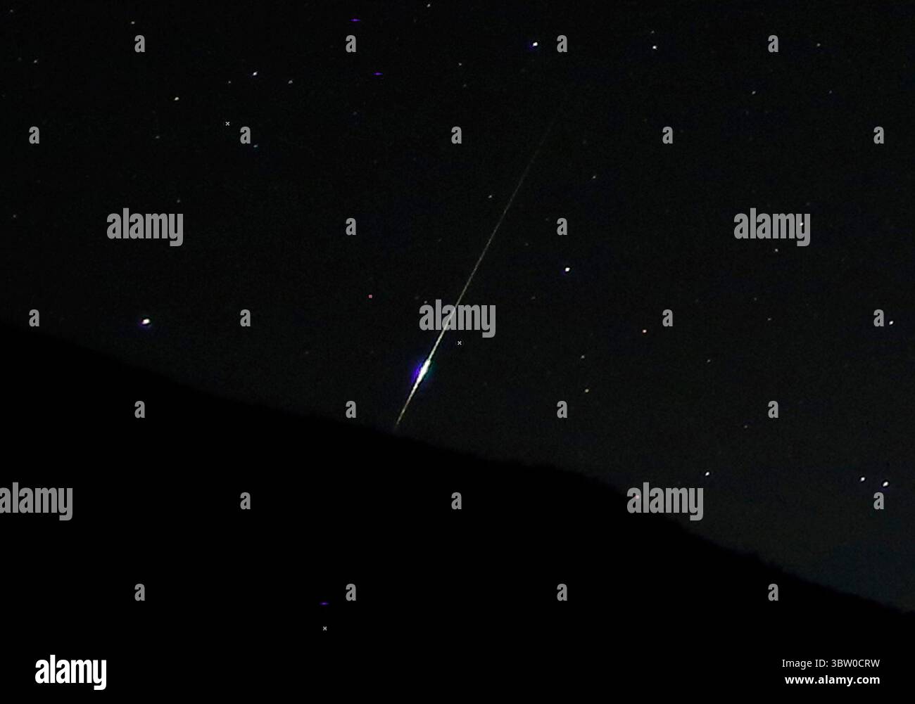 Die Metrobahn zieht am Abend von der Orionid Meteor Shower Tuesday Night, Castaic, CA/USA, über den Nachthimmel. Oktober 2020. Der Orioniden-Meteorschauer produziert regelmäßig eine Stundenrate von 20 Meteoriten pro Stunde. Die Meteore der Orioniden sind Staub und Trümmer, die von Halley's Comet zurückgelassen wurden, einem berühmten Himmelsobjekt, das alle 76 Jahre das innere Sonnensystem besucht. Sie erschien zuletzt 1986 im inneren Sonnensystem und wird erst 2061 zurück sein. (Bild: © Gene Blevins/ZUMA Wire) Stockfoto