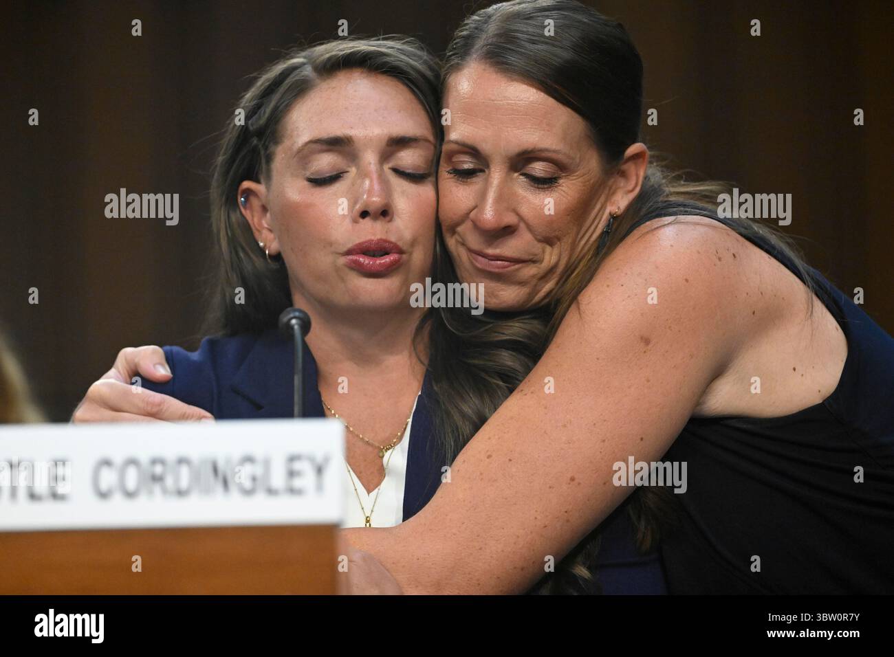 Krystle Cordingley wird von ihrer Mutter am Dienstag, den 15. Juli 2025, vor dem Senatsausschuss für Heimatsicherheit und Regierungsangelegenheiten, getröstet, um Stimmen des verletzten Impfstoffs im Bürogebäude des Dirksen Senats in Washington, DC, zu untersuchen. Kredit: Mattie Neretin/CNP Stockfoto