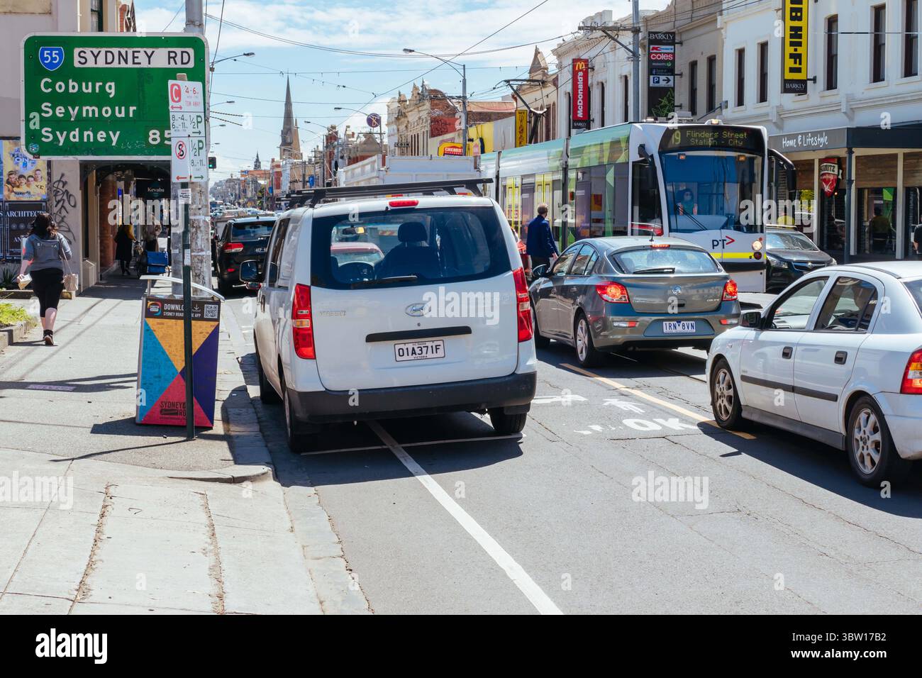 28. Oktober 2020: Melbourne, Australien - 28. Oktober 2020: Verkehrsstaus entlang der Sydney Rd in Brunswick, da Melbourne nach dem Coronavirus-Lockdown zum ersten Mal eröffnet wird (Foto: © Chris Putnam/ZUMA Wire) Stockfoto