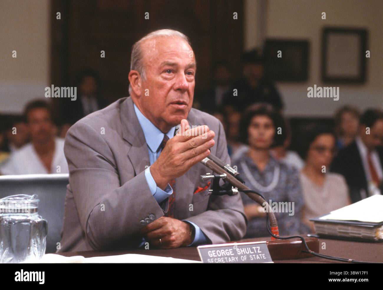 24. Juli 1987, Washington, District of Columbia, USA: US-Außenminister George P. Shultz sagt am 24. Juli 1987 vor dem gemeinsamen US-Senat und dem Iran-Contra-Komitee auf dem Kapitol Hill in Washington, DC aus (Abbildung: © Ron Sachs - CNP/CNP via ZUMA Wire) Stockfoto