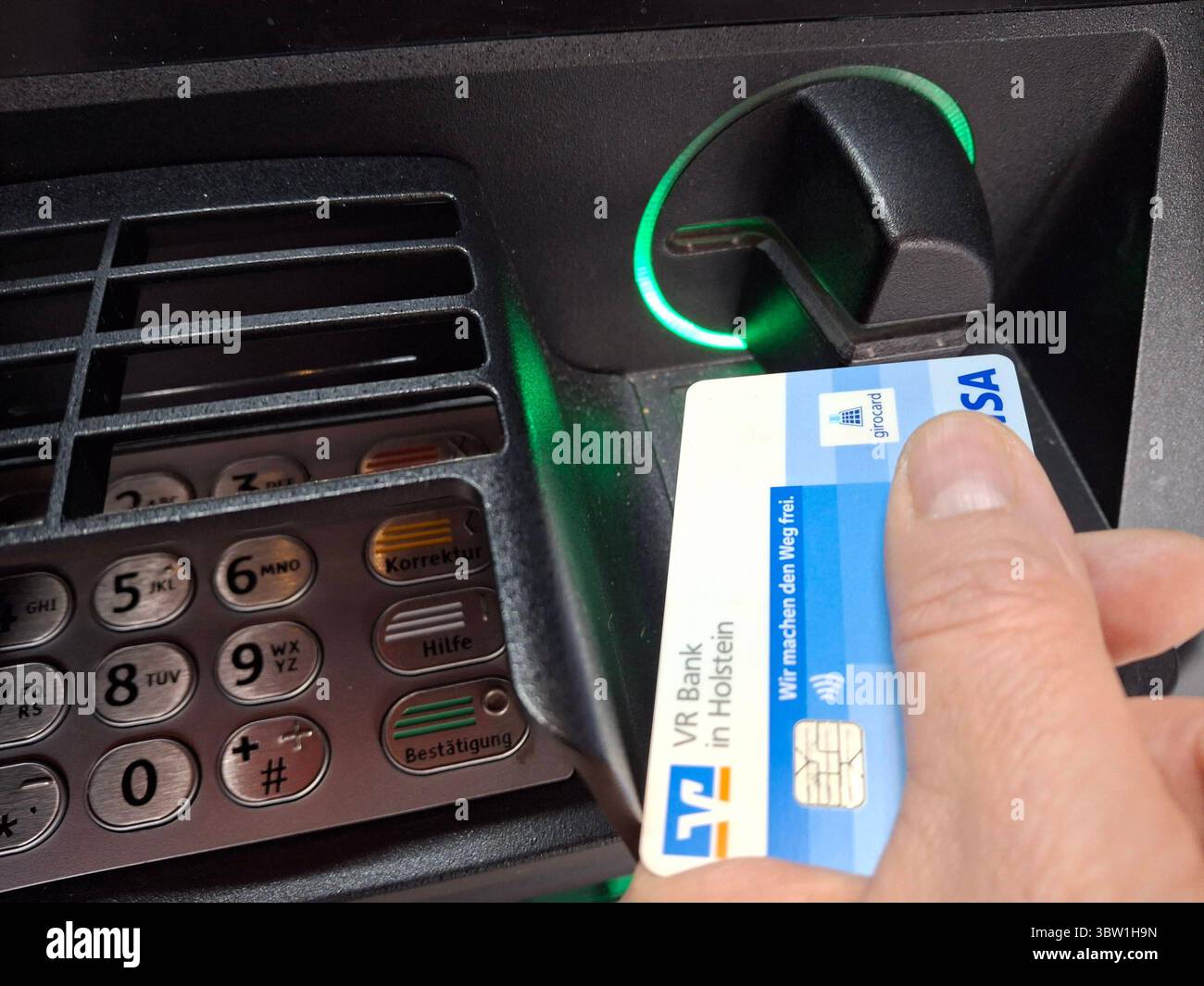 Stockbilder 04/2025 EC Karte am Geldautomat Hamburg Hamburg Deutschland *** Stockfotos 04 2025 EC Karte am Geldautomat Hamburg Hamburg Deutschland Copyright: XLobeca/RalfxHomburgx Stockfoto