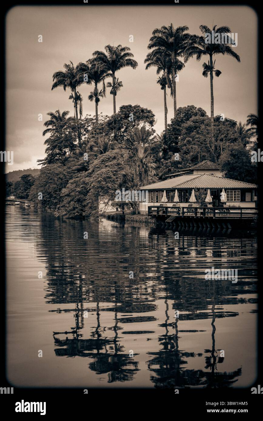 Sepia Tone View of Paraty's Waterfront and Tropical Trees - Brasilien Stockfoto