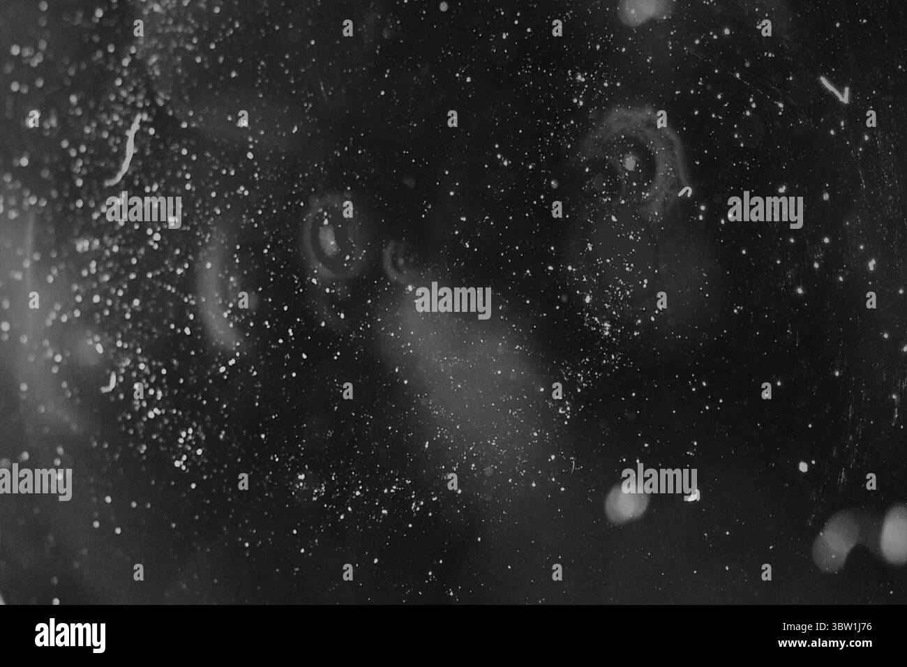 Das flache monochrome Design zeigt unzählige weiße Flecken und Flecken auf dem pechschwarzen Panel Stockfoto