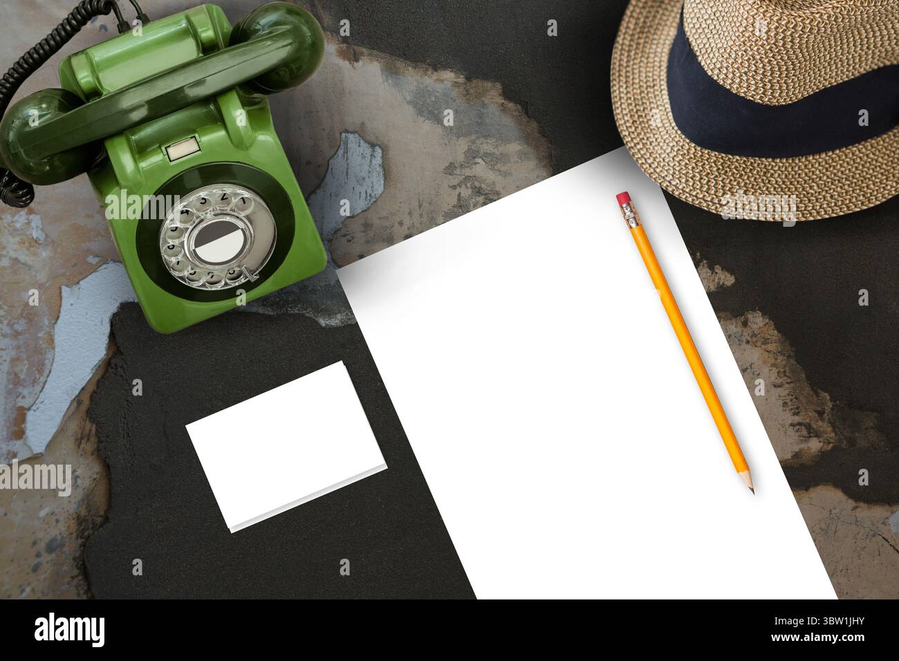 Papier vor hat und das Telefon auf eine alte Tabelle Stockfoto