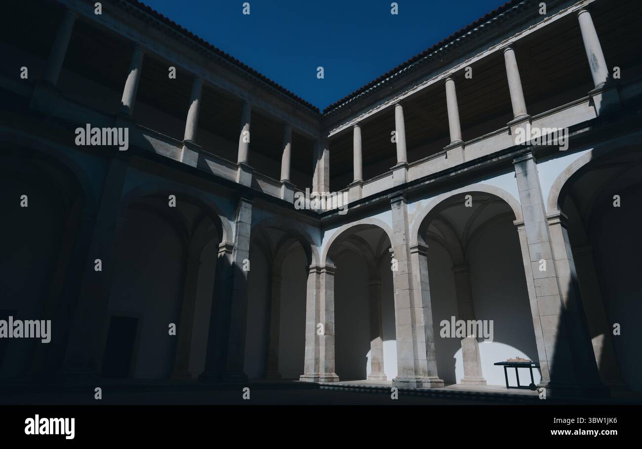 Das starke Sonnenlicht trägt kräftige Formen über die Bögen des Klosters von Alcobaca Stockfoto