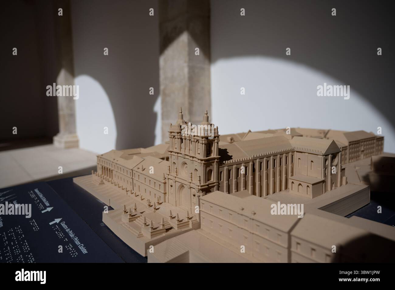 Haptisches Modell des Klosters von Alcobaca, das einen detaillierten architektonischen Überblick über das UNESCO-Weltkulturerbe bietet Stockfoto
