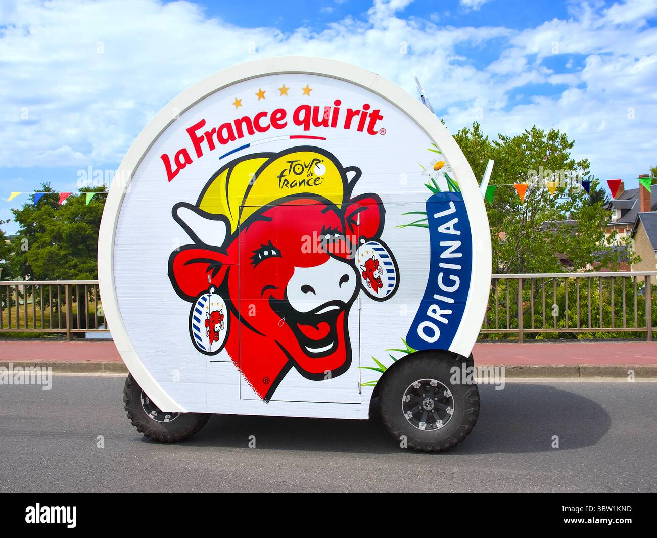 „La France qui rit“ Käsewerbung Werbefahrzeug - Teil von La Caravane bei der Tour de France 2025, Stage 9 von Chinon nach Chateauroux. Stockfoto
