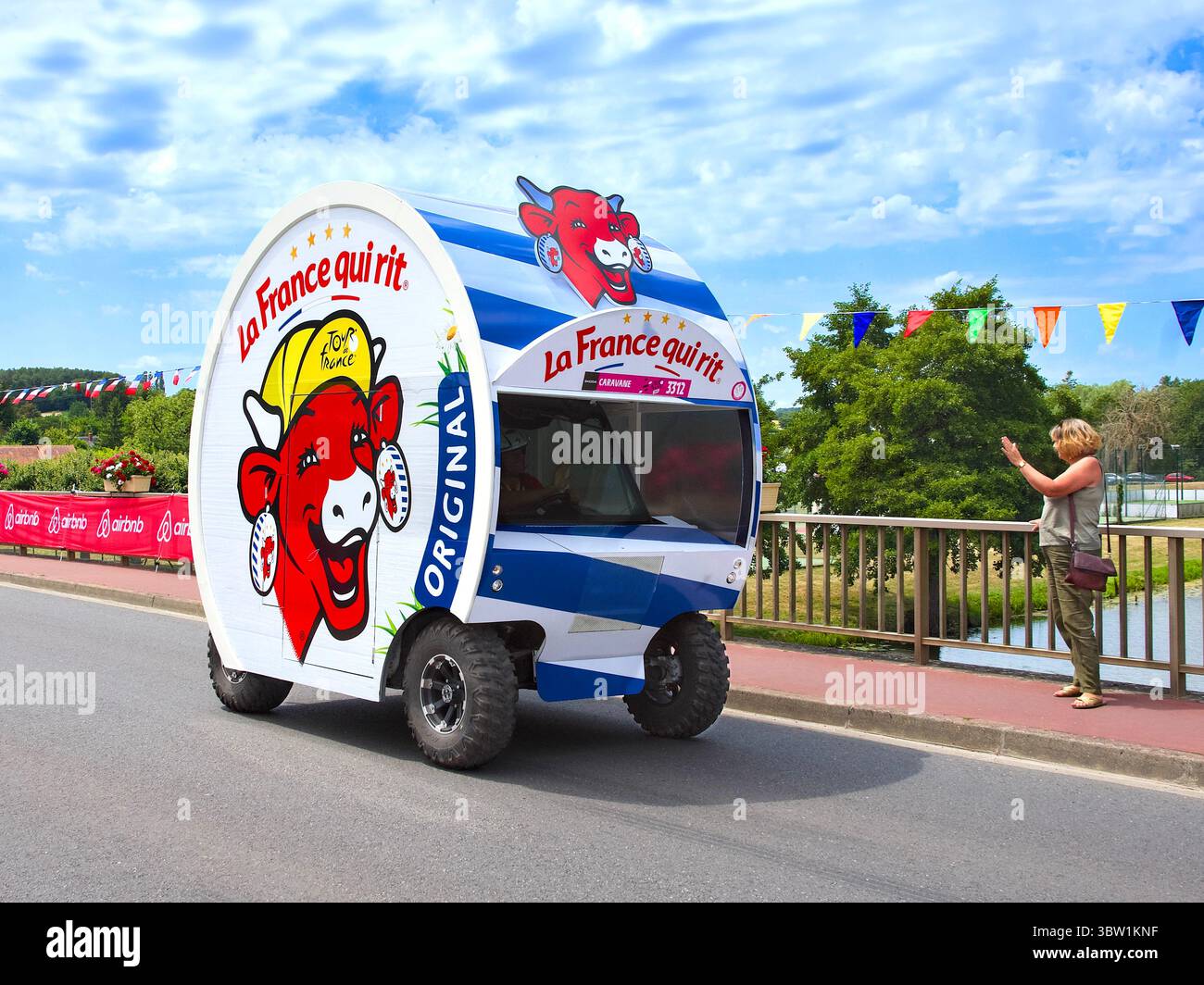 „La France qui rit“ Käsewerbung Werbefahrzeug - Teil von La Caravane bei der Tour de France 2025, Stage 9 von Chinon nach Chateauroux. Stockfoto