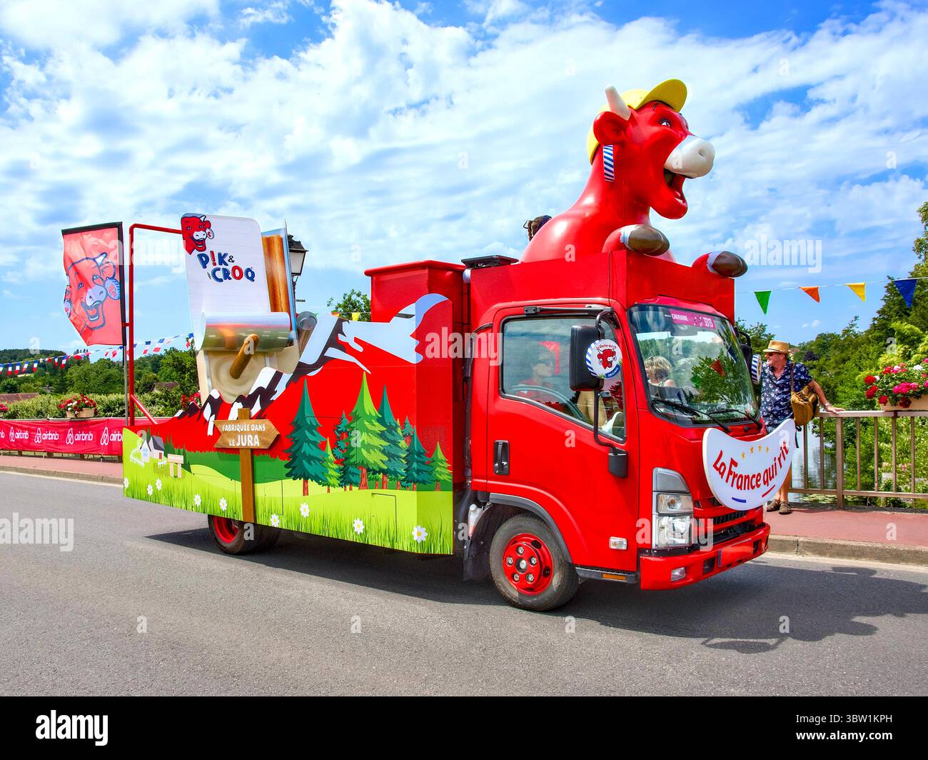 „La France qui rit“ Käsewerbung Werbefahrzeug - Teil von La Caravane bei der Tour de France 2025, Stage 9 von Chinon nach Chateauroux. Stockfoto