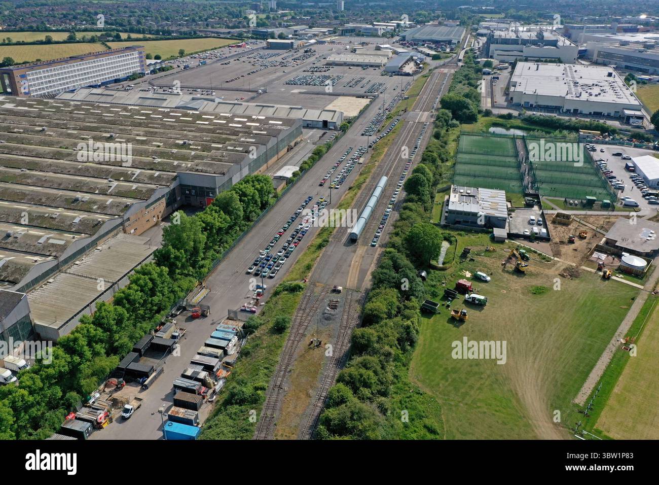 Drohnenansicht des BMW Cowley Mini Werks mit den Gleisanschlüssen für den Autotransport, mit Güterwagen, Juni 2025 Stockfoto