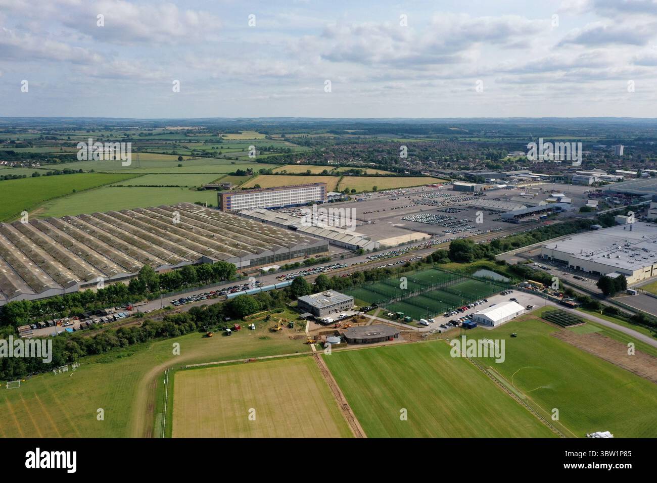 Drohnenansicht des BMW Cowley Mini Werks mit den Gleisanschlüssen für den Autotransport, mit Güterwagen, Juni 2025 Stockfoto