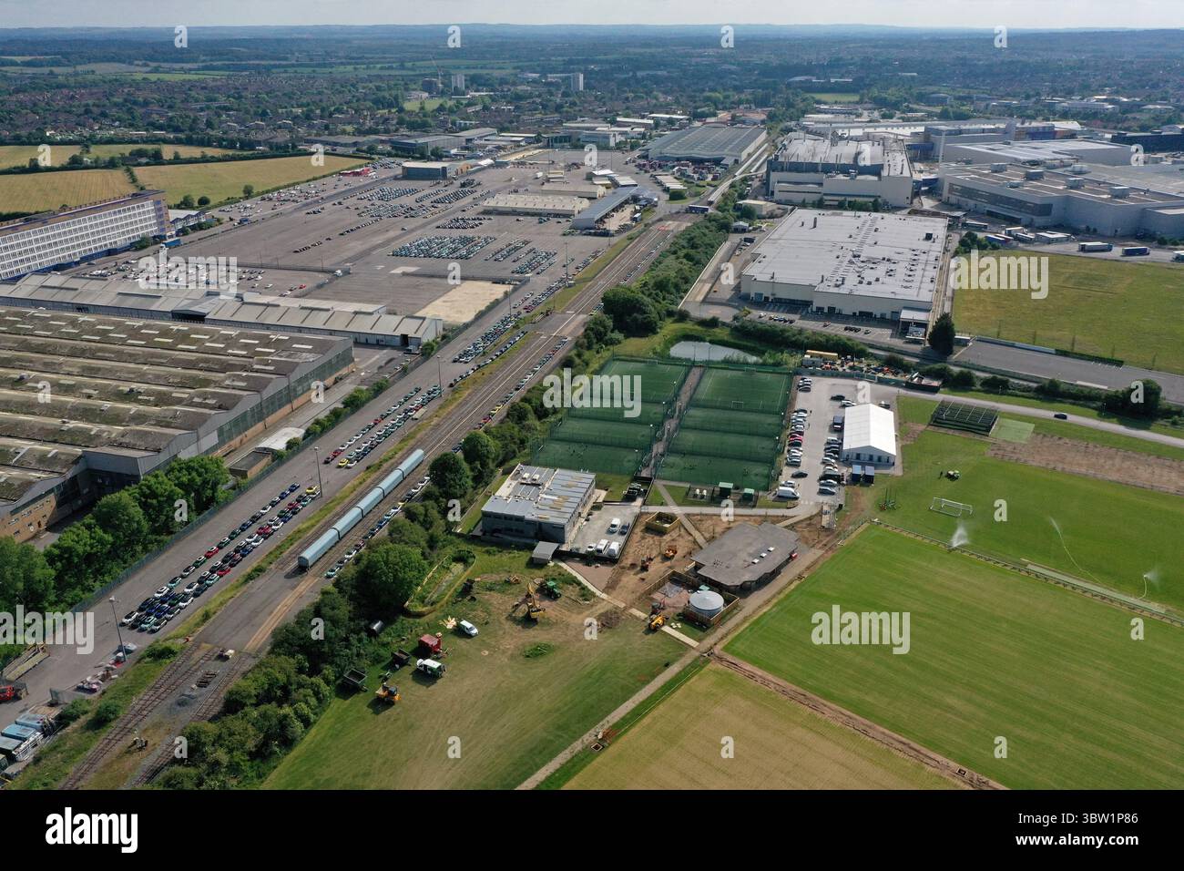 Drohnenansicht des BMW Cowley Mini Werks mit den Gleisanschlüssen für den Autotransport, mit Güterwagen, Juni 2025 Stockfoto