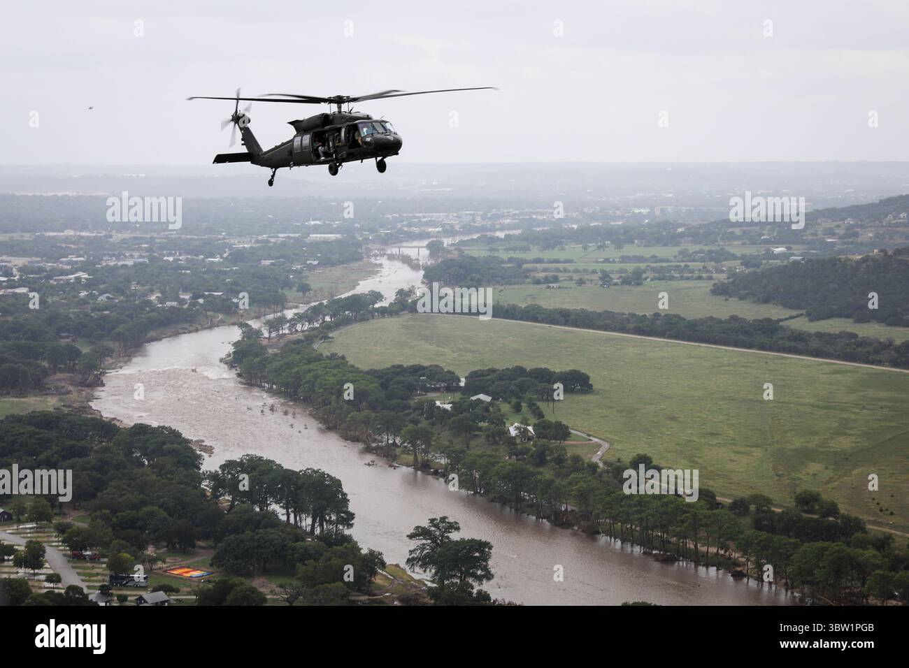 Steve Nordhaus, 30. Chef des National Guard Bureau und Senior Adjutant General John Raines, SEA to the CNGB, schließen sich dem texanischen Gouverneur Greg Abbott und dem Generaladjutant der Air Force Thomas Suelzer an, um die von Überschwemmungen betroffenen Gebiete in Zentraltexas aus der Luft zu bewerten und Wachmänner im Dienst zu besuchen, die zivile Behörden bei der Reaktion unterstützen, Kerrville, Texas, Texas, 15. Juli 2025. Bis heute haben Such- und Rettungsoperationen der Nationalgarde unter der Leitung der texanischen Nationalgarde zur Rettung von mehr als 525 Texanern geführt. Hunderte von Wächtern sind weiterhin auf Mission, um zu kontinieren Stockfoto
